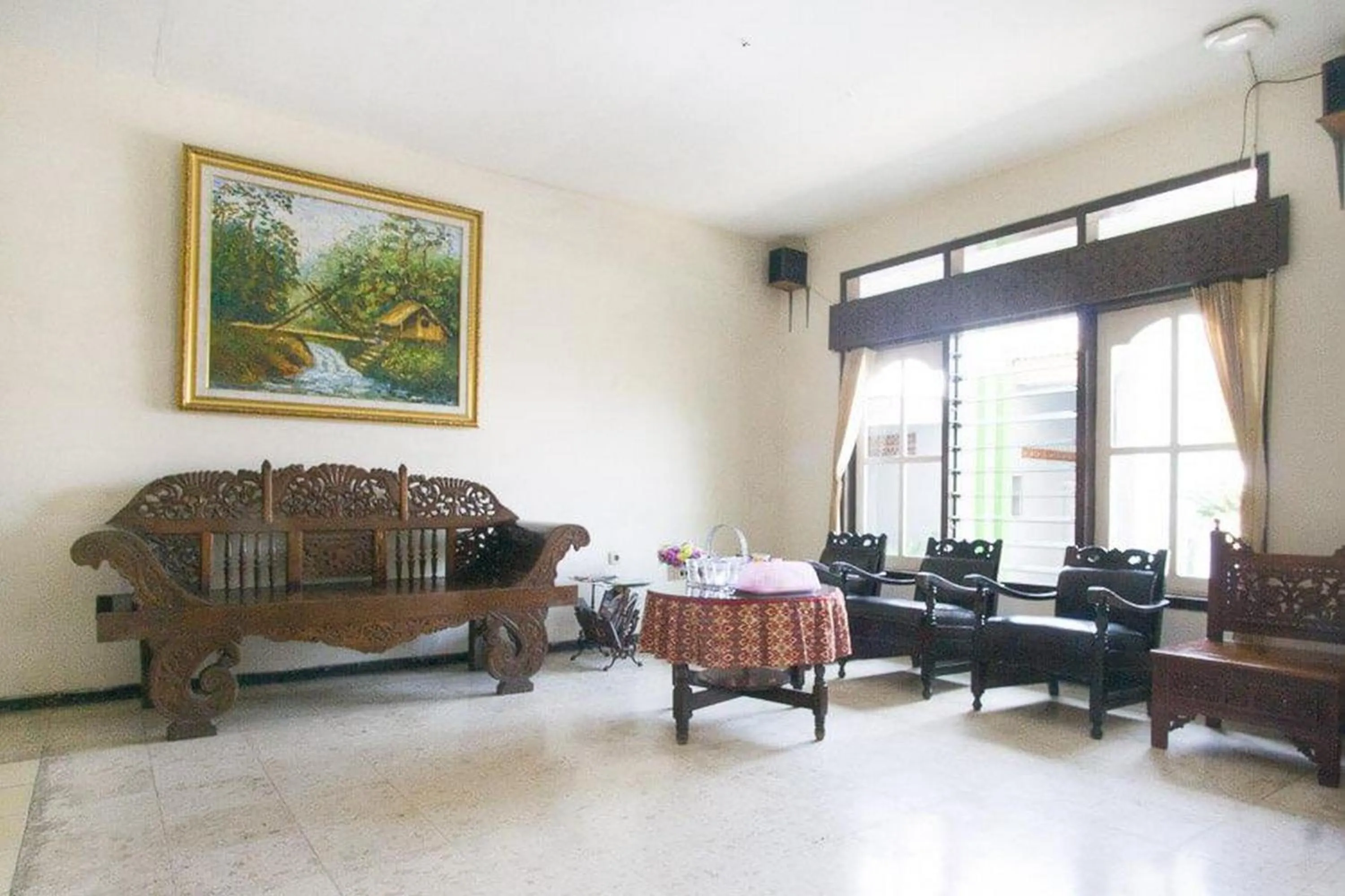 Seating area in RedDoorz Syariah @ Jalan Gajah Mada