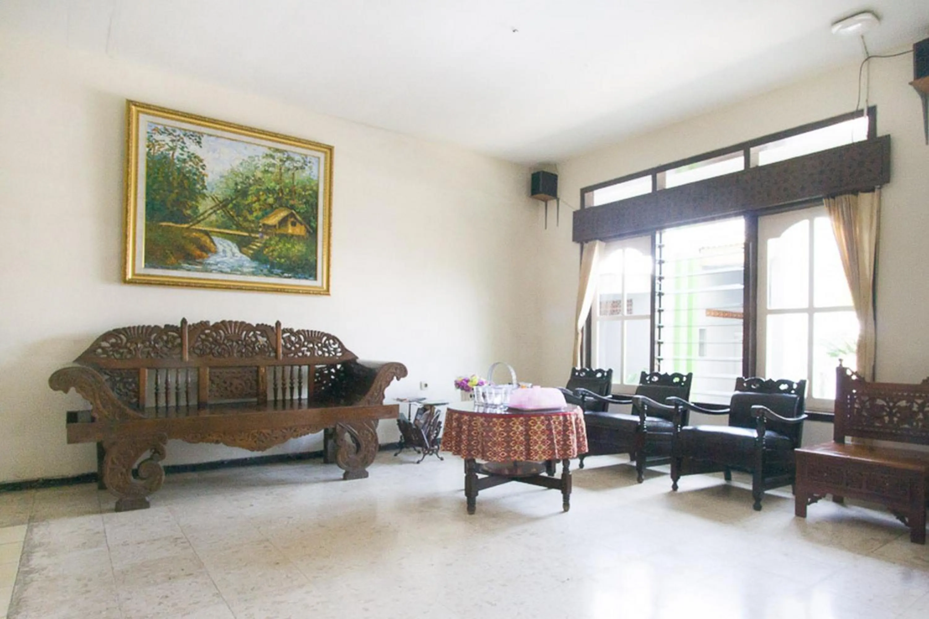 Living room in RedDoorz Syariah @ Jalan Gajah Mada