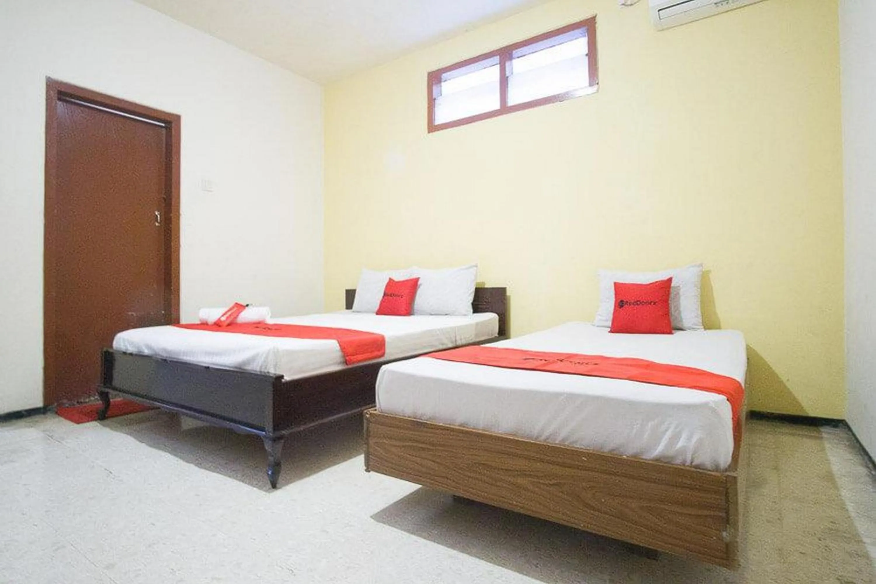 Bedroom, Bed in RedDoorz Syariah @ Jalan Gajah Mada
