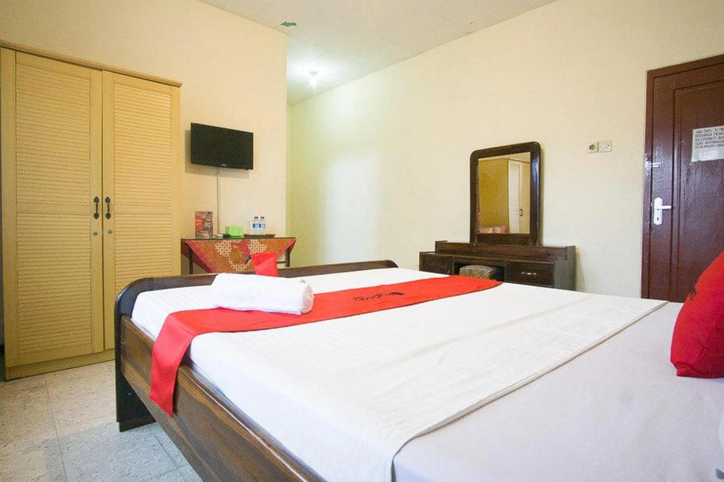 Bedroom, Bed in RedDoorz Syariah @ Jalan Gajah Mada