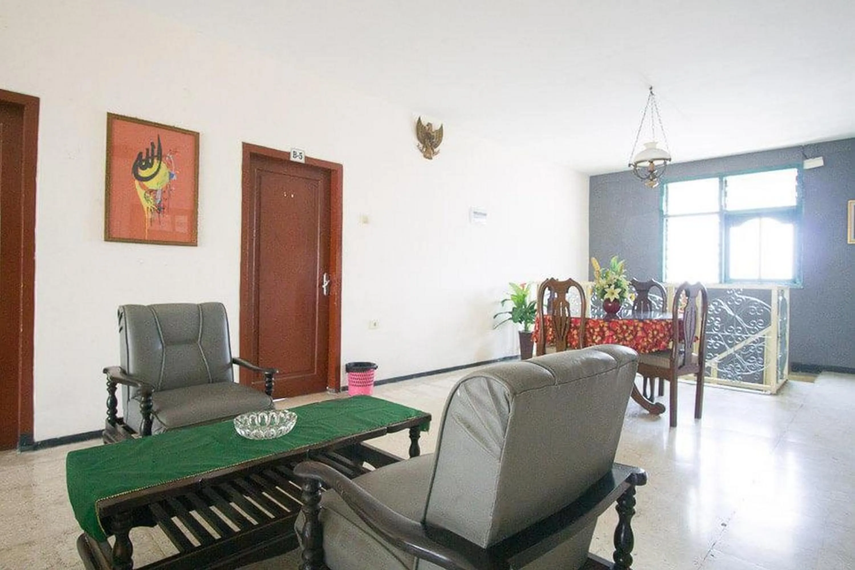 Seating area in RedDoorz Syariah @ Jalan Gajah Mada