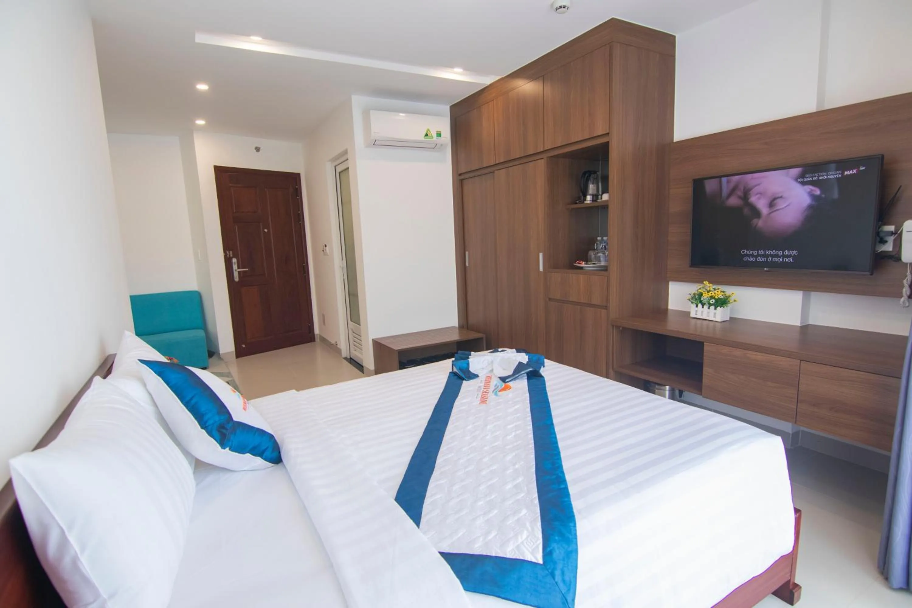 Communal lounge/ TV room, Bed in Mermaid Seaside Hotel