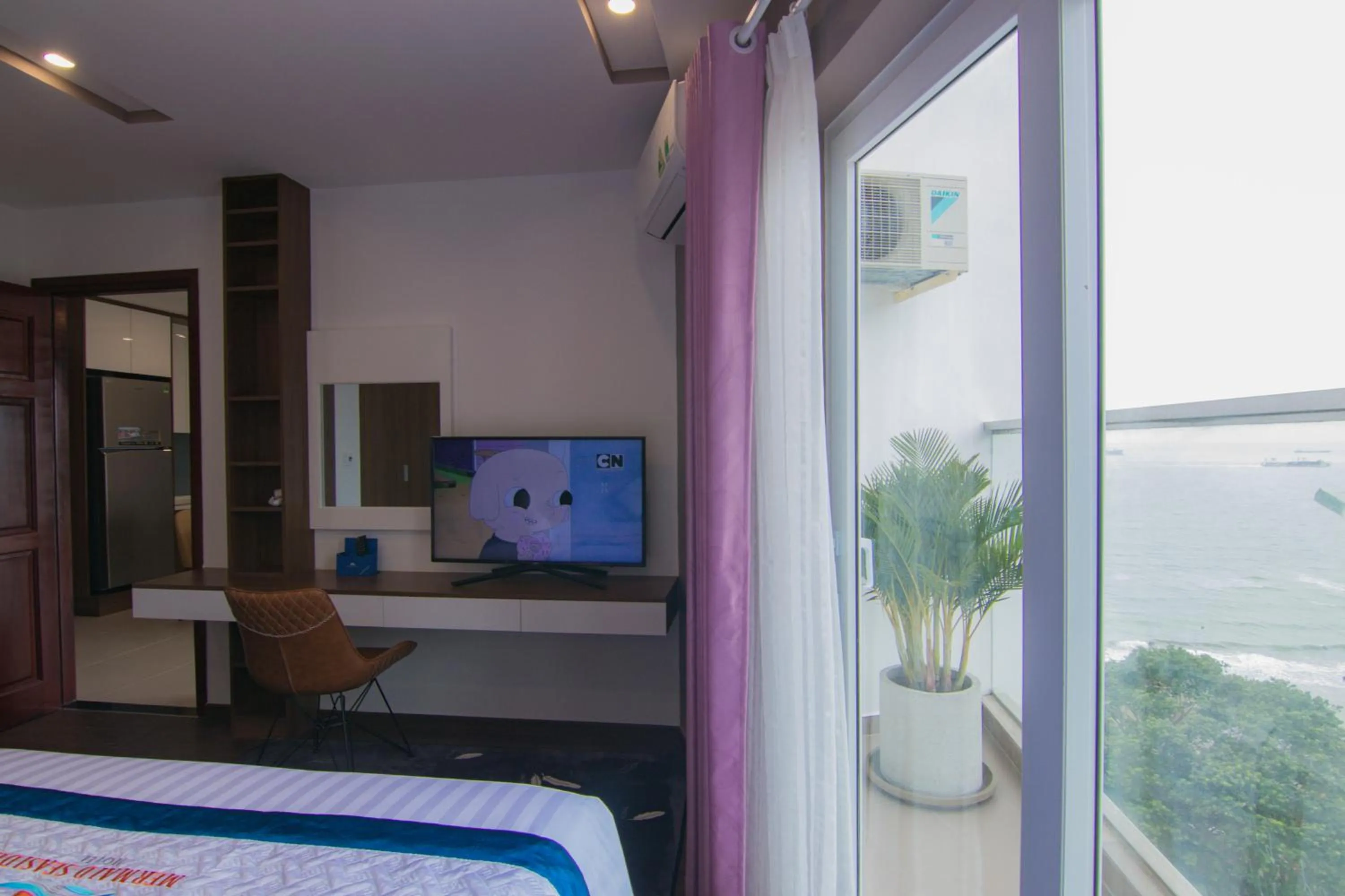 Communal lounge/ TV room in Mermaid Seaside Hotel