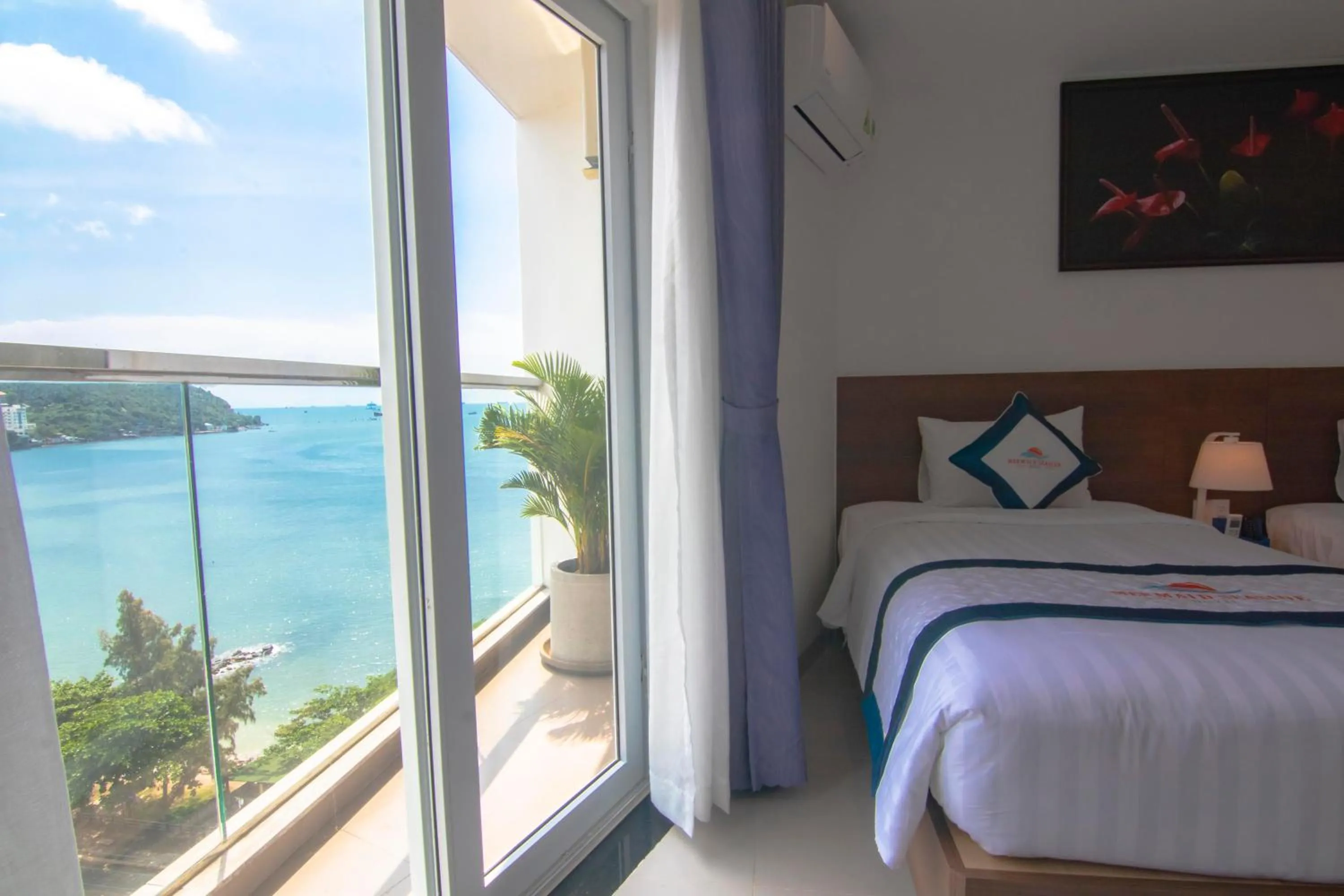 Sea view, Bed in Mermaid Seaside Hotel