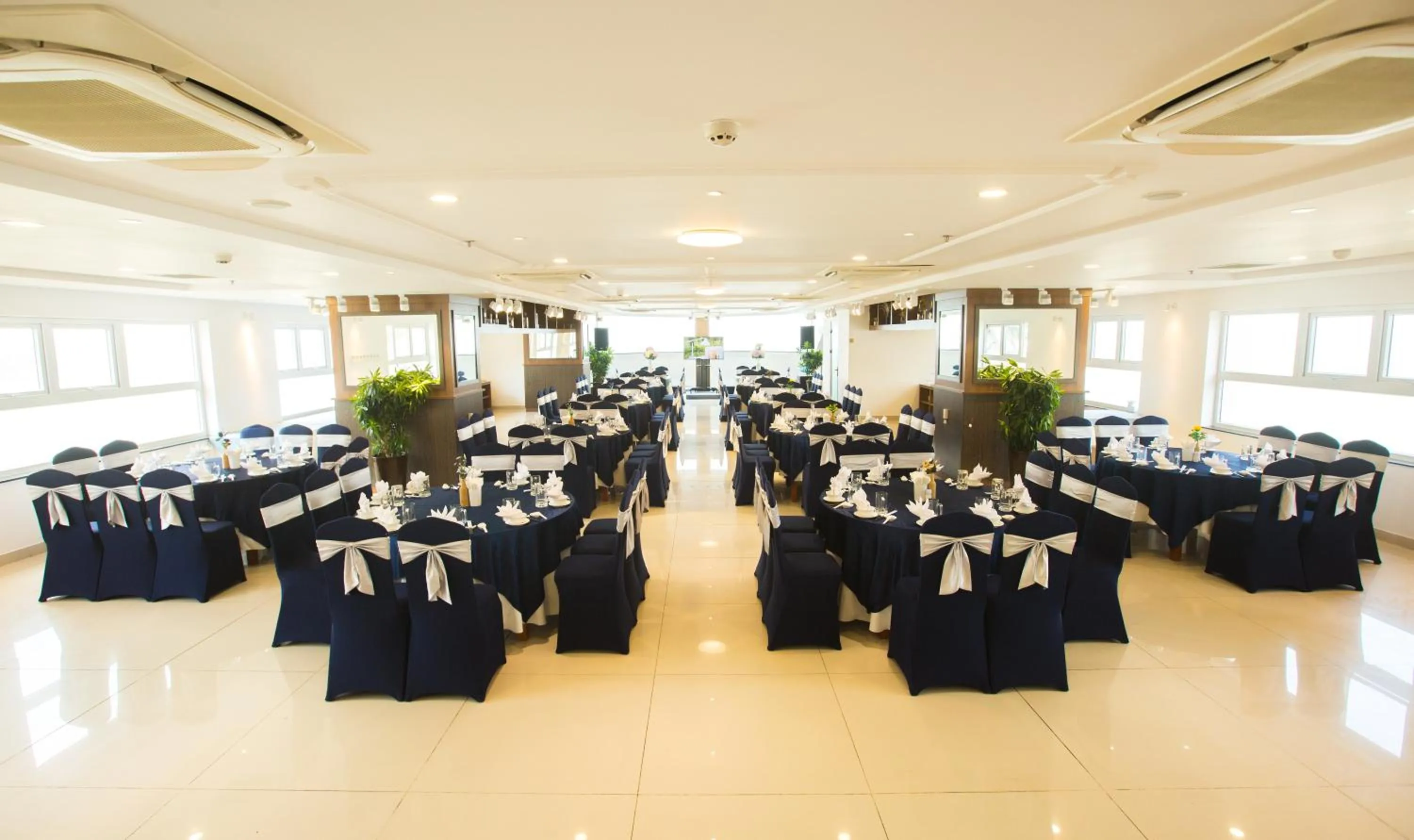 Restaurant/places to eat in Mermaid Seaside Hotel