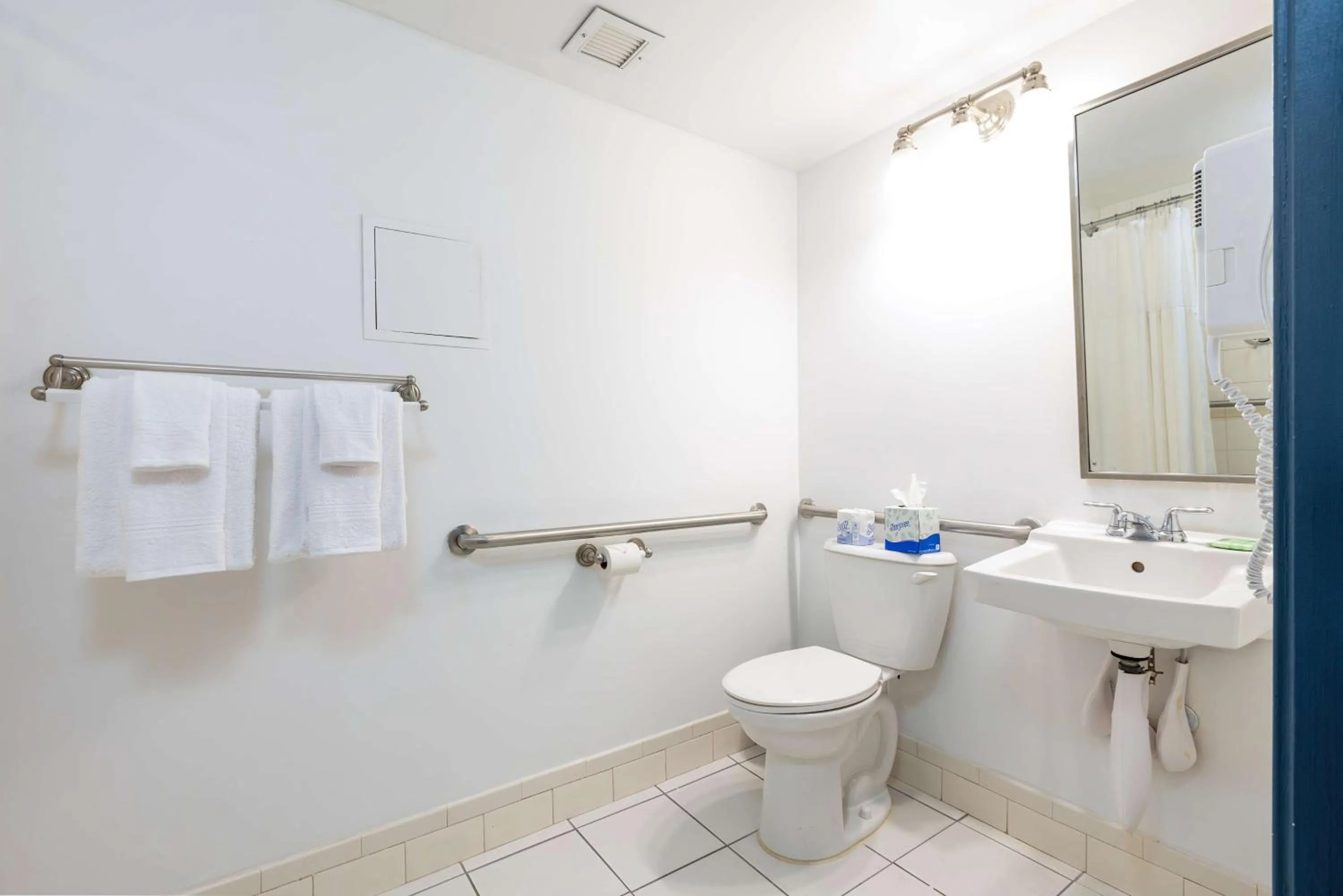 Bathroom in Regency Miami Airport by Sonesta