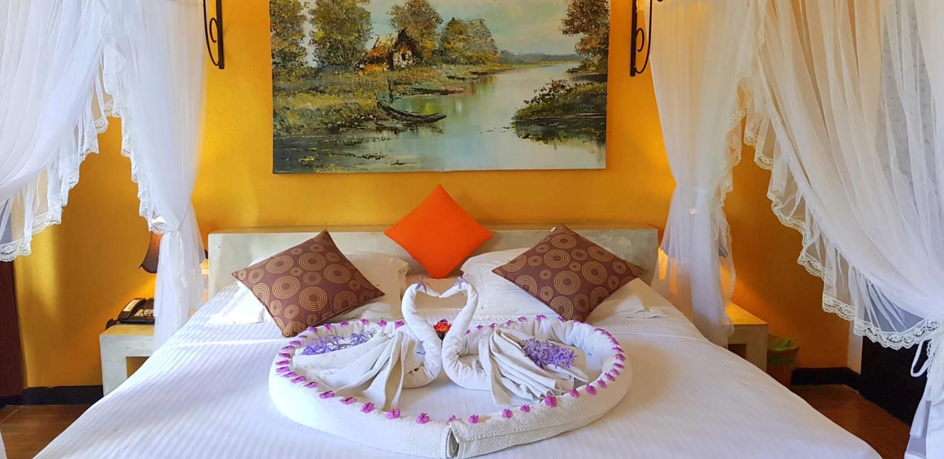Bedroom, Bed in Flower Garden Lake Resort