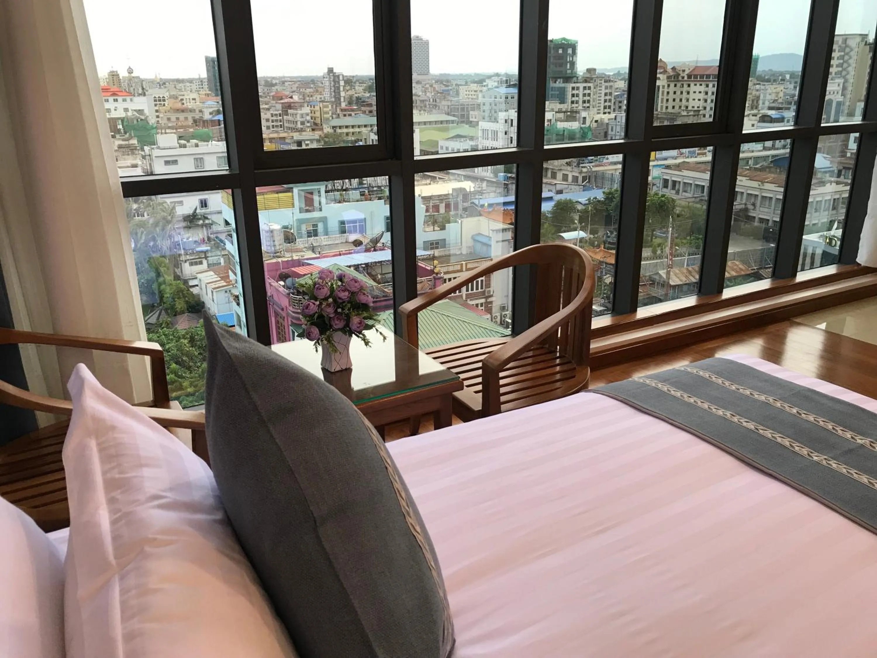 Living room, Bed in Dragon Phoenix Hotel