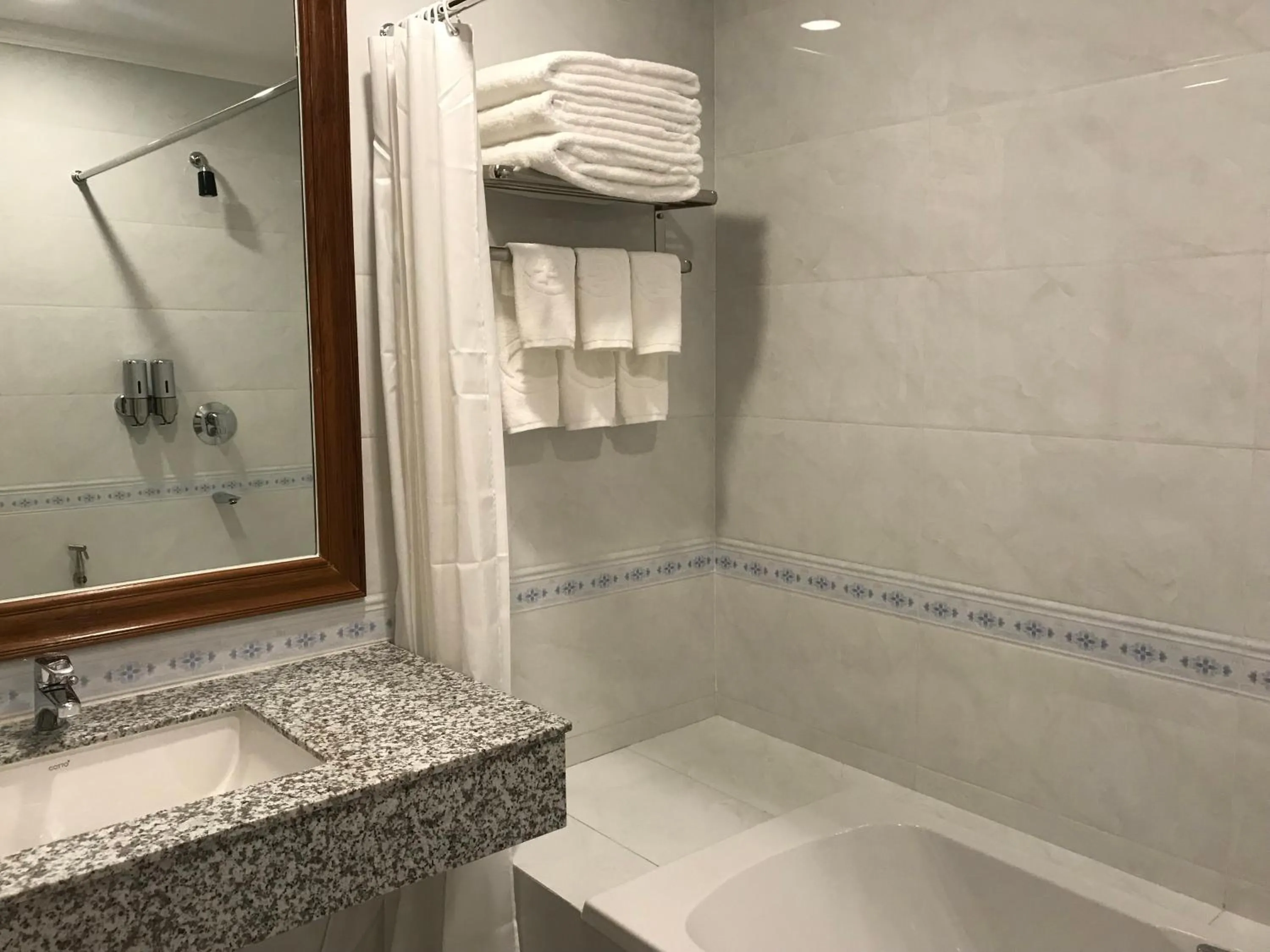 Bathroom in Dragon Phoenix Hotel