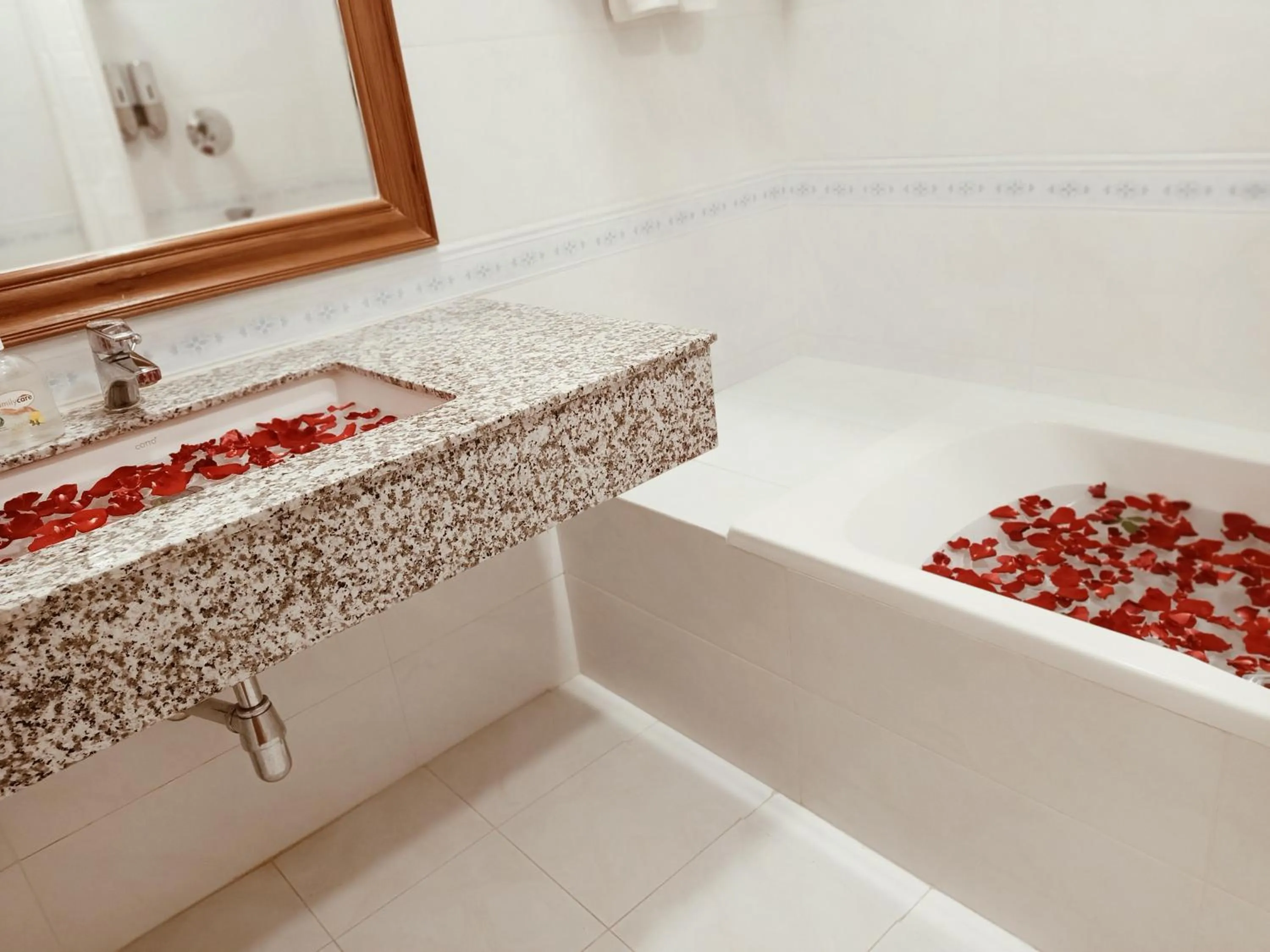 Bath in Dragon Phoenix Hotel