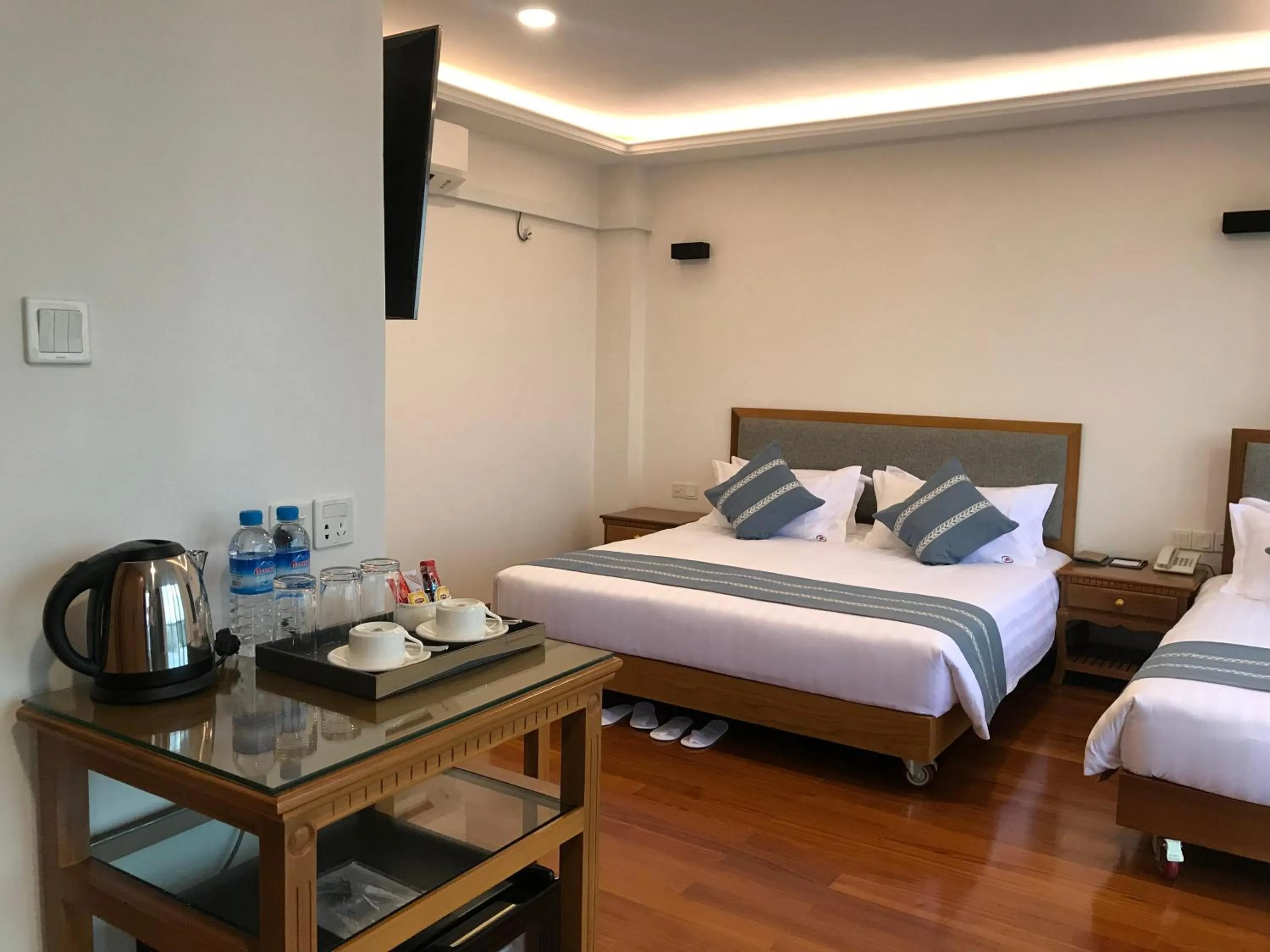 Coffee/tea facilities, Bed in Dragon Phoenix Hotel