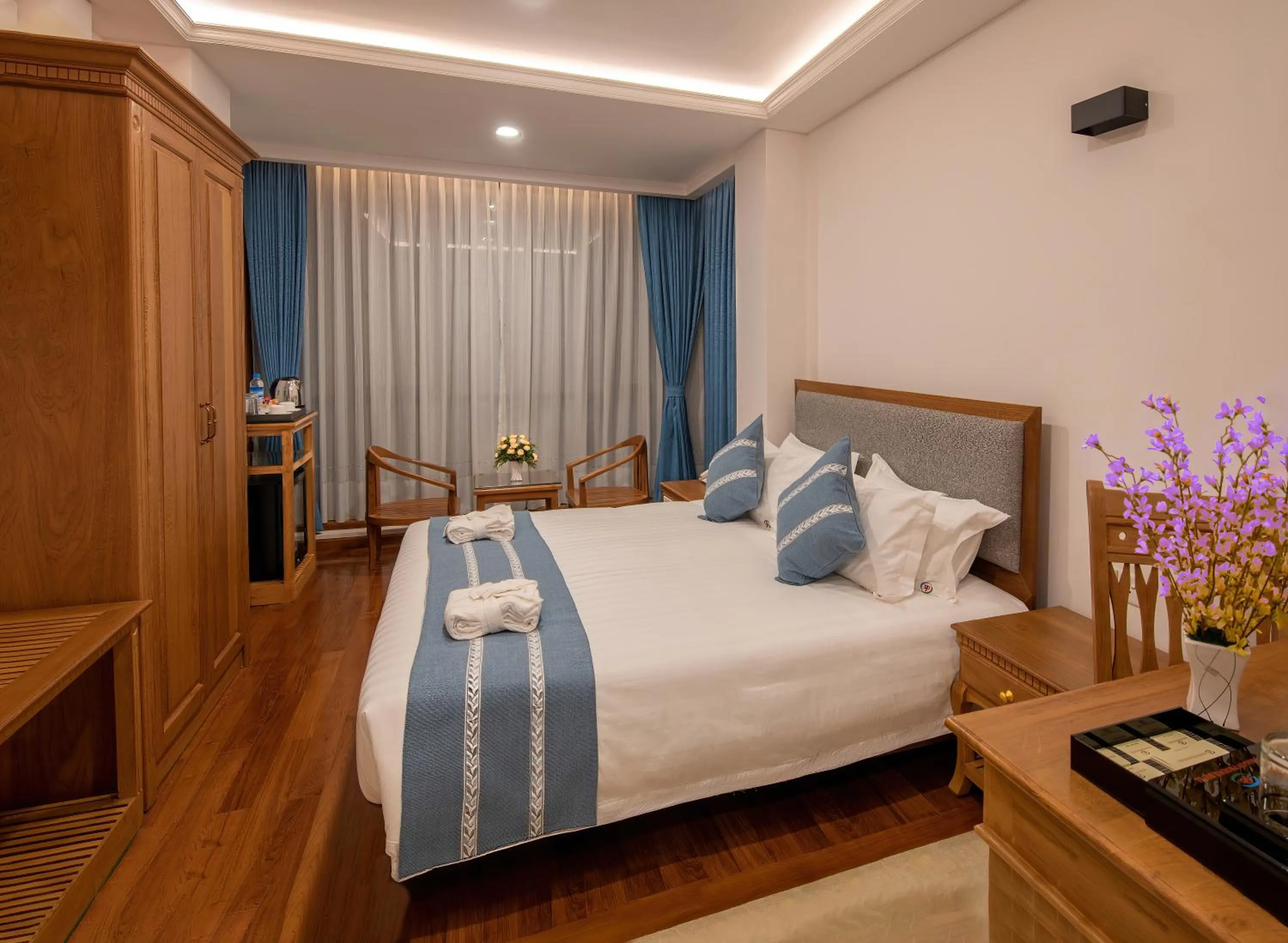 Bed in Dragon Phoenix Hotel