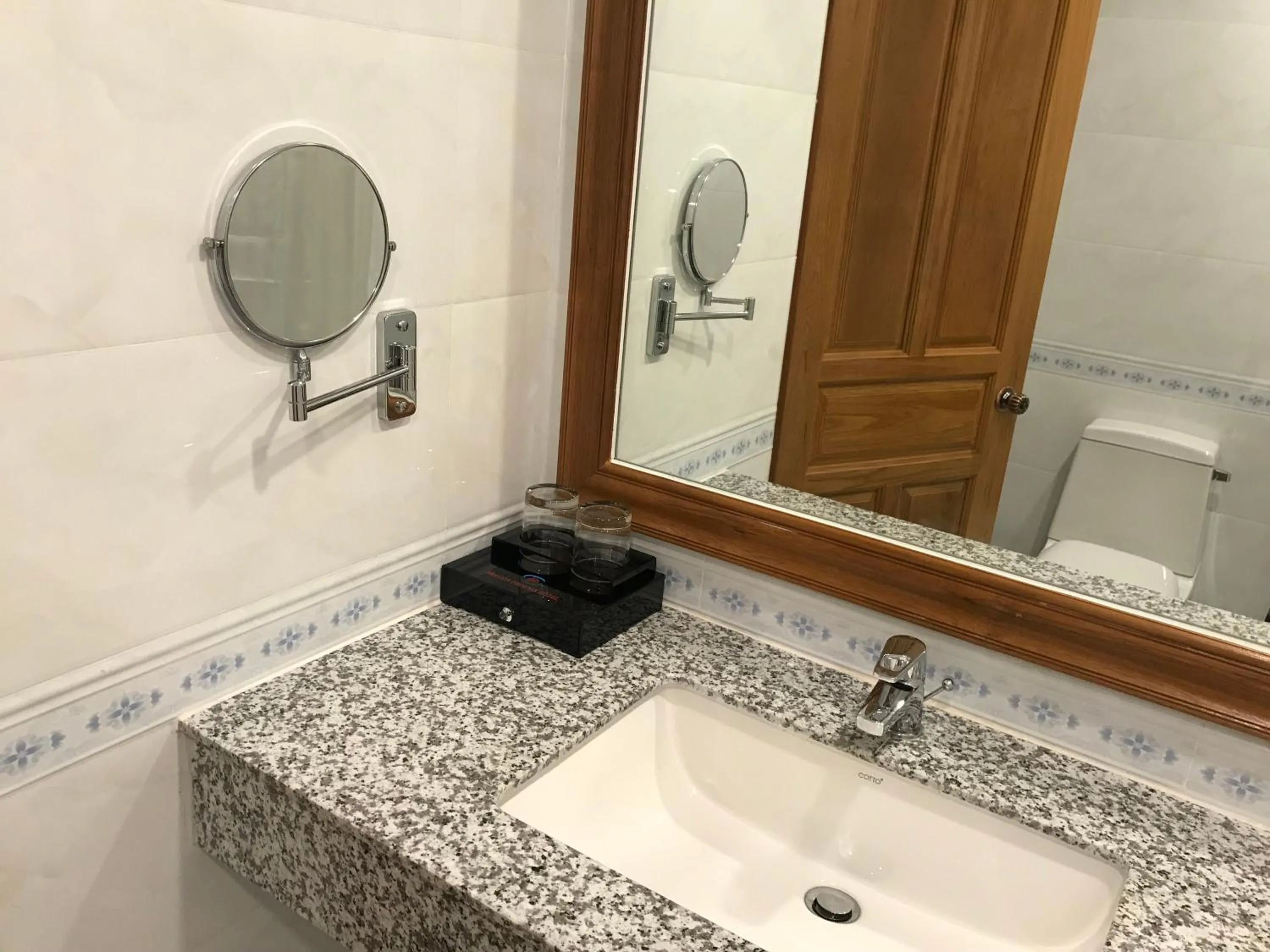 Bathroom in Dragon Phoenix Hotel