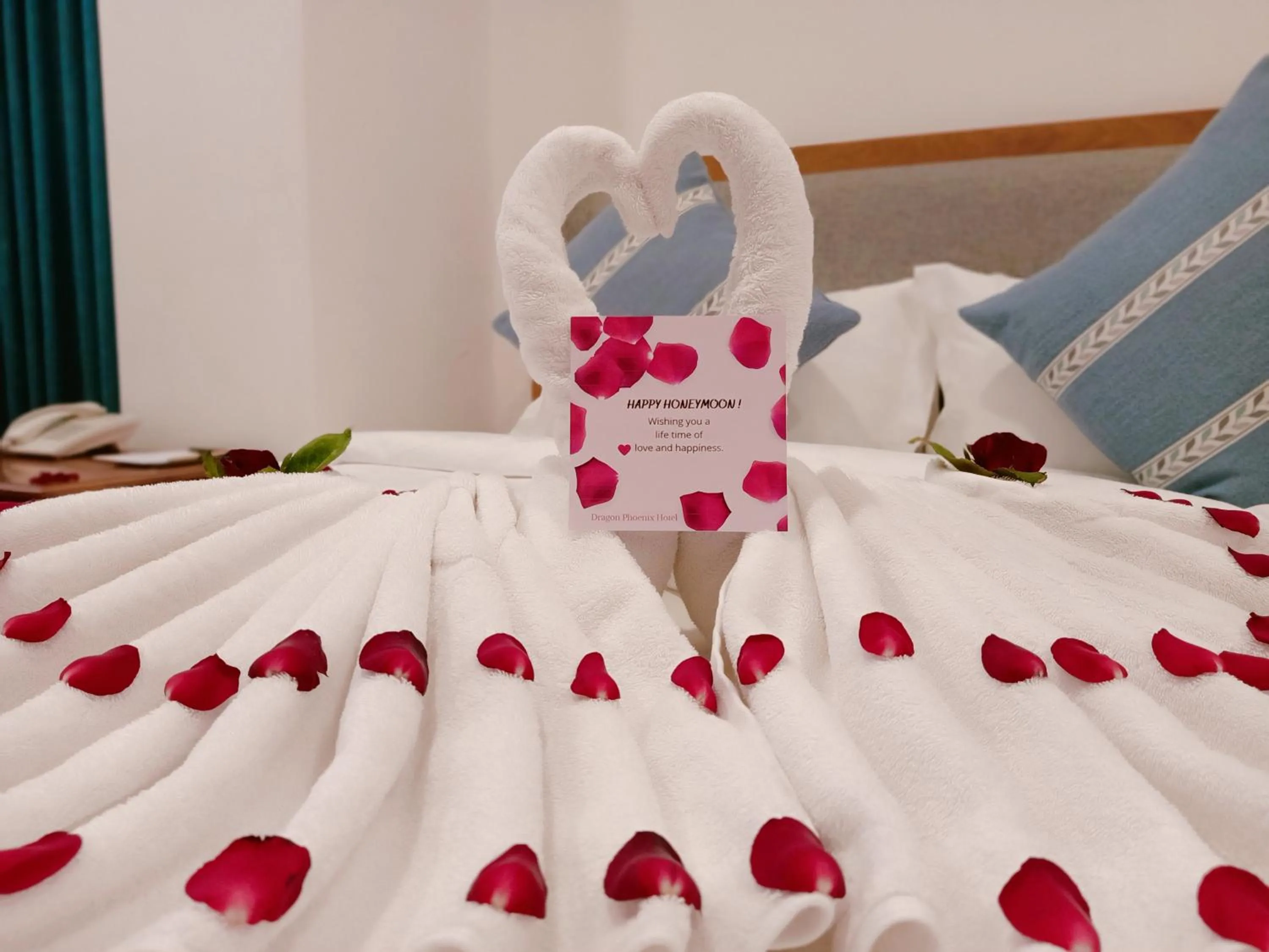 Bedroom, Bed in Dragon Phoenix Hotel