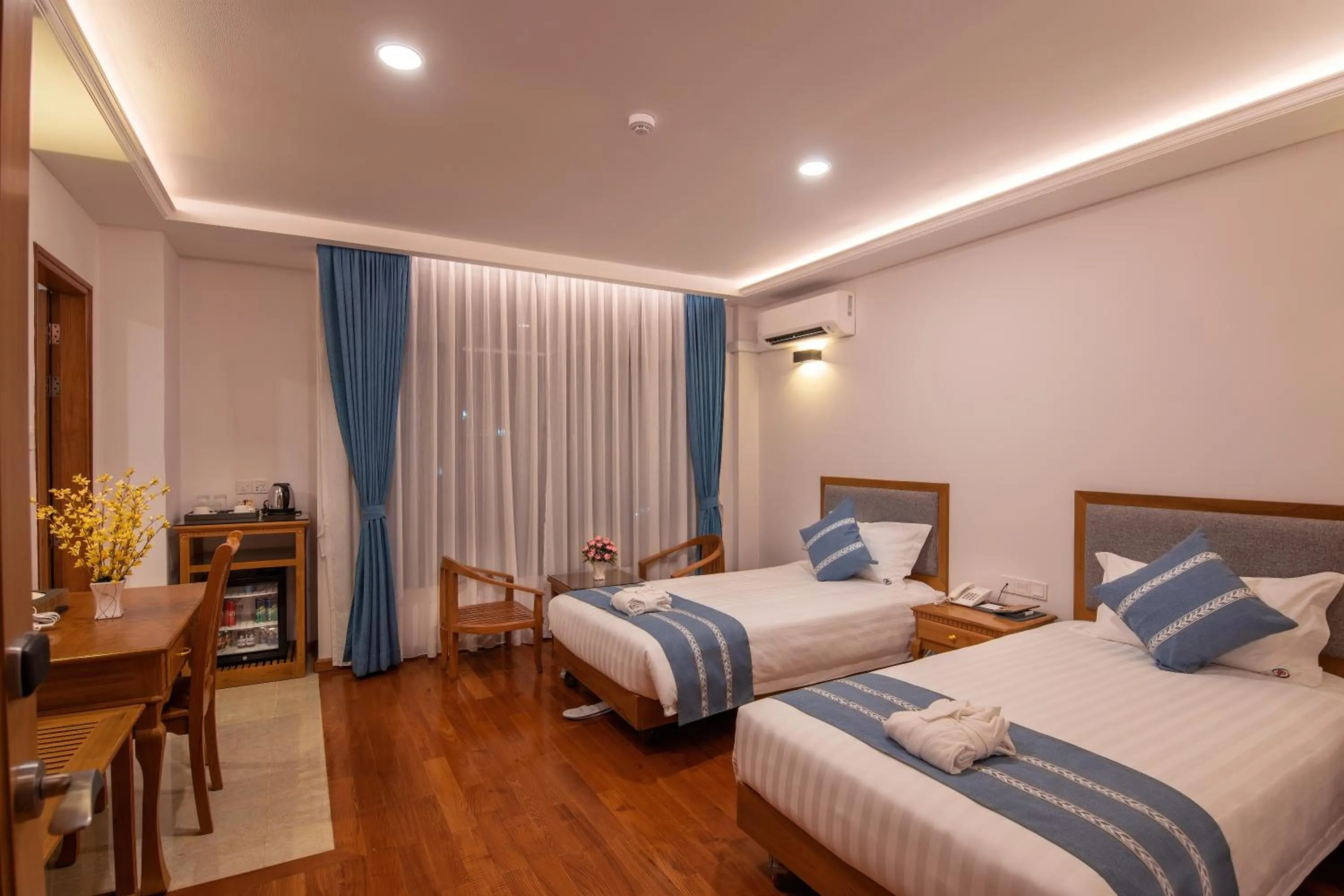 Photo of the whole room, Bed in Dragon Phoenix Hotel