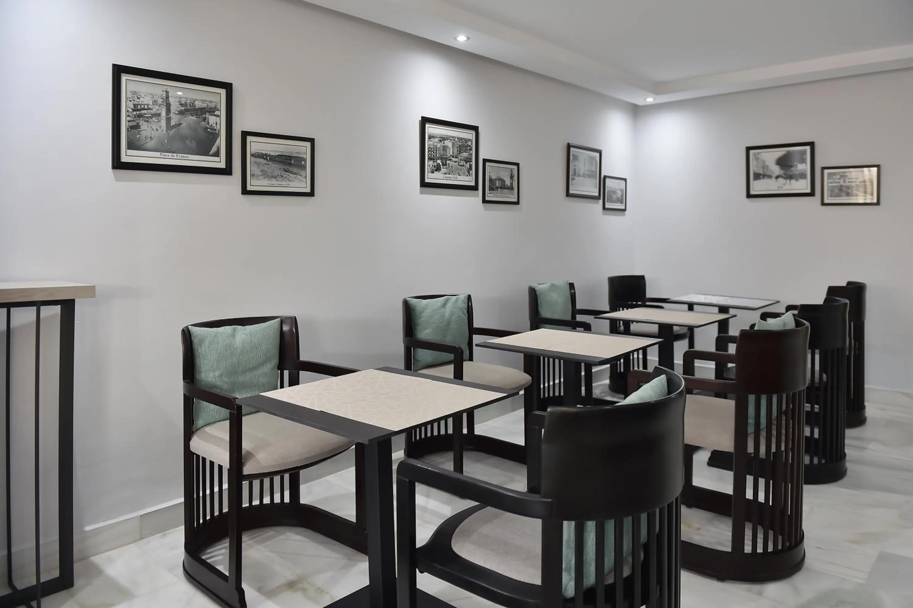 Restaurant/places to eat in Le Yacht Suites Hotel