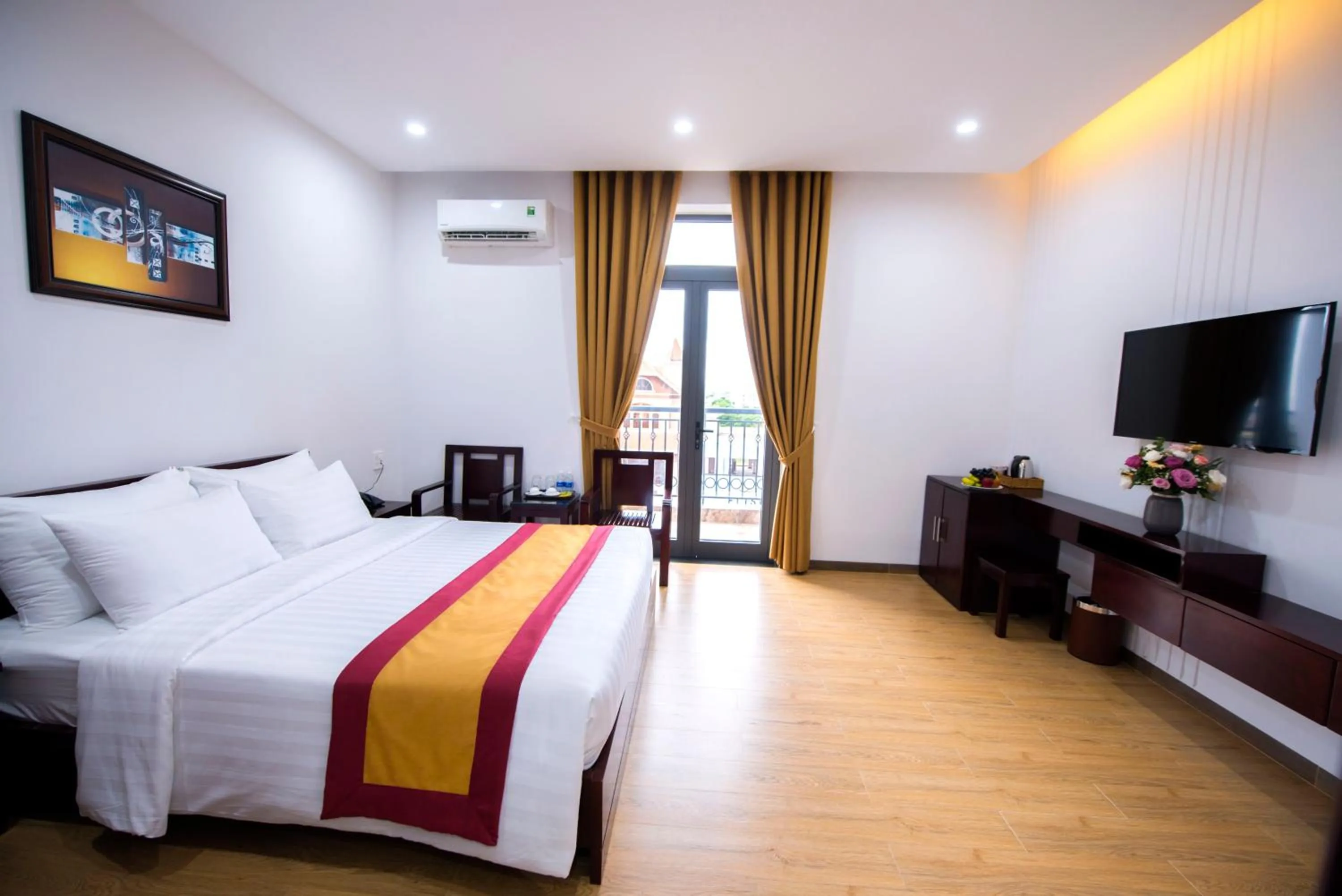 Balcony/Terrace, Bed in Dac Tin Luxury Hotel