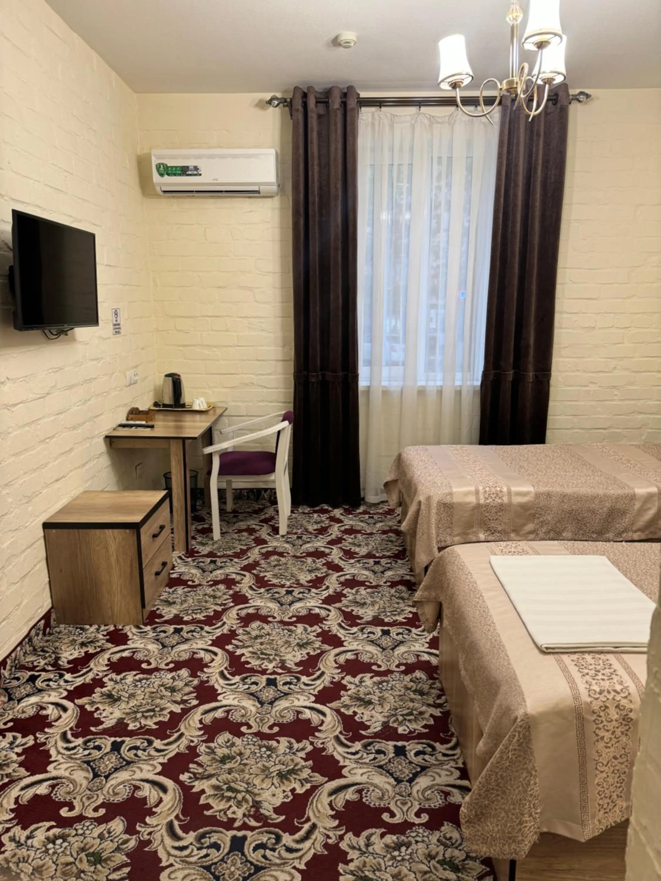 Photo of the whole room, Bed in Orient Grand