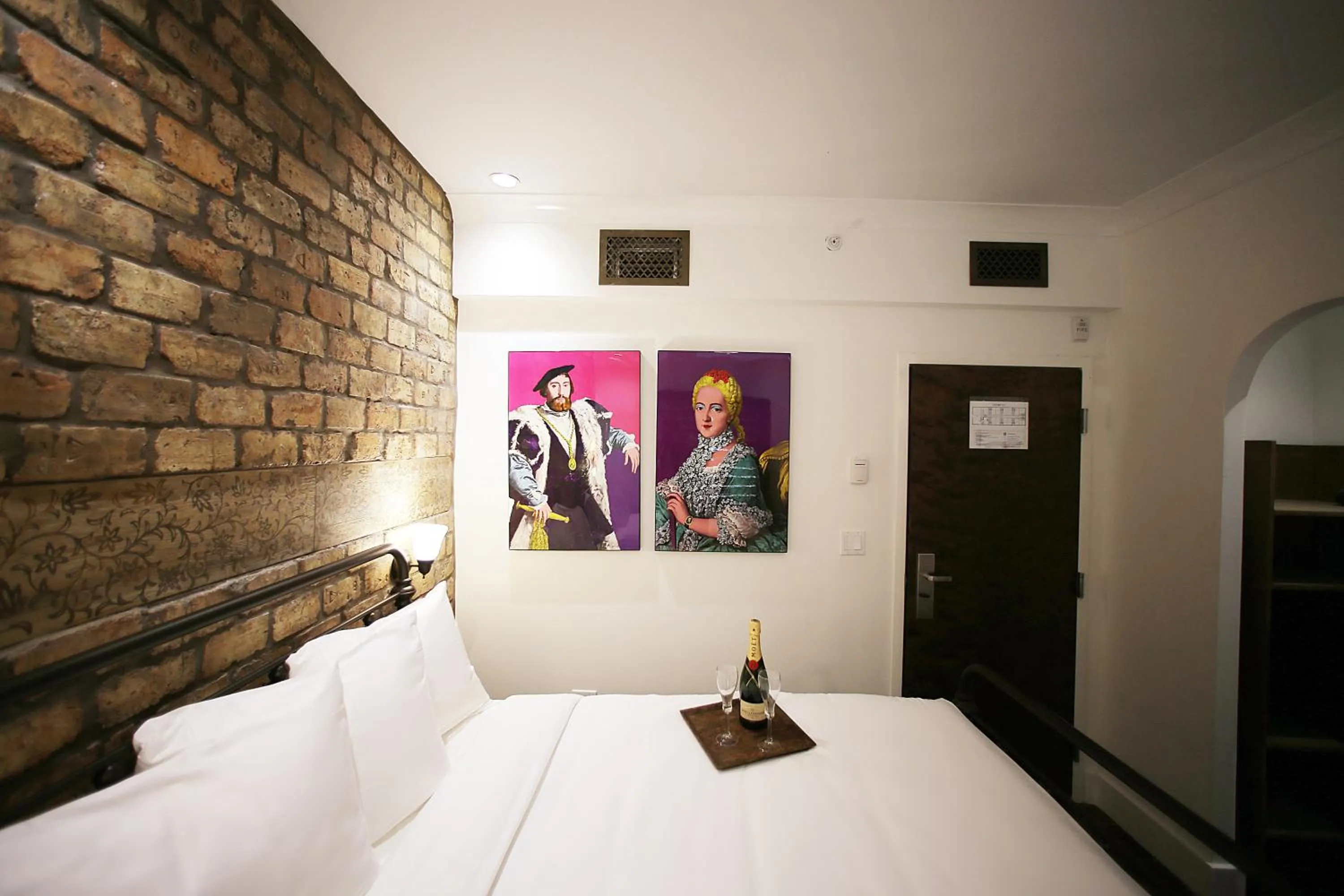 Photo of the whole room, Bed in Cavalier South Beach Hotel