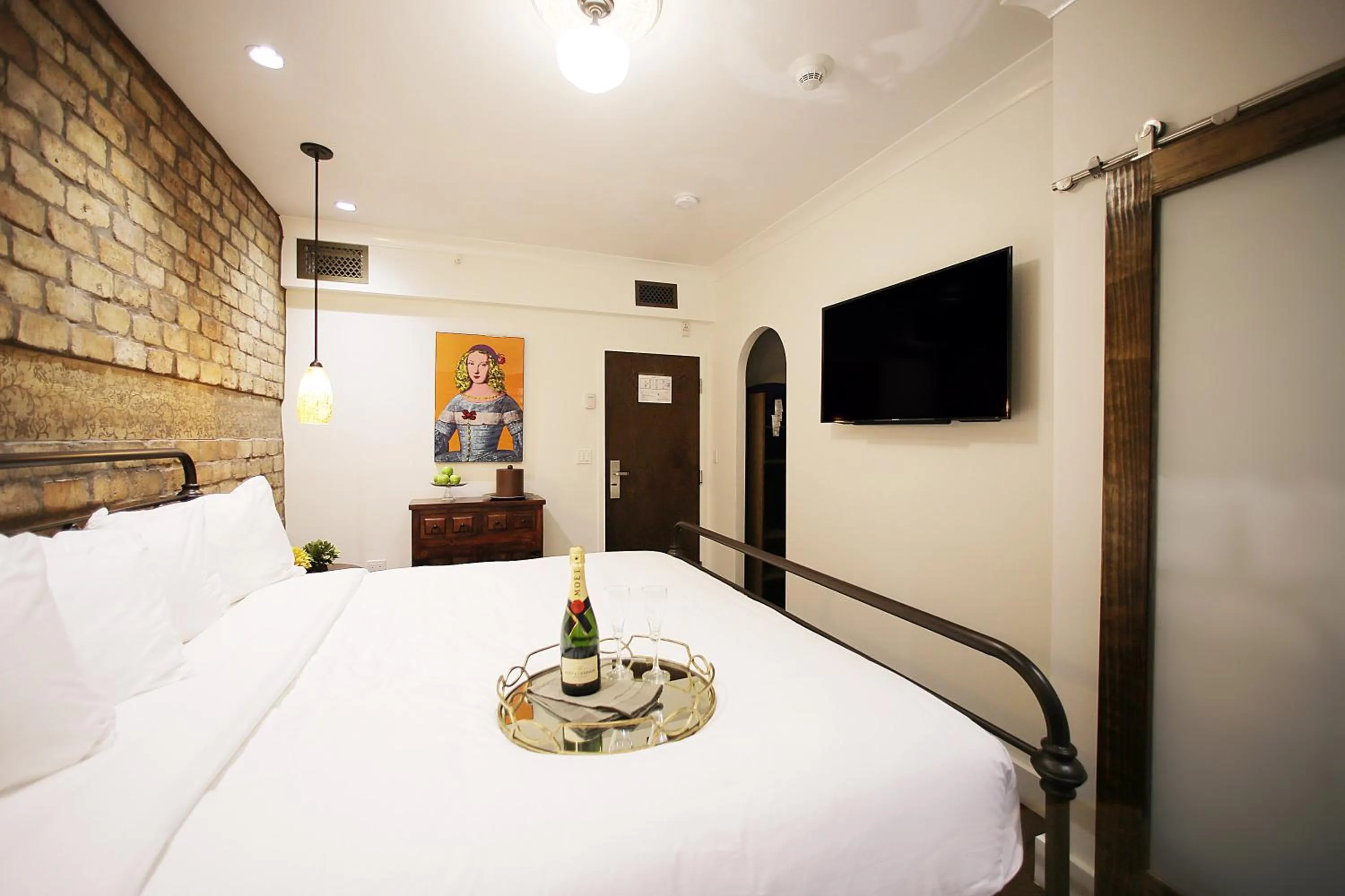 Photo of the whole room, Bed in Cavalier South Beach Hotel