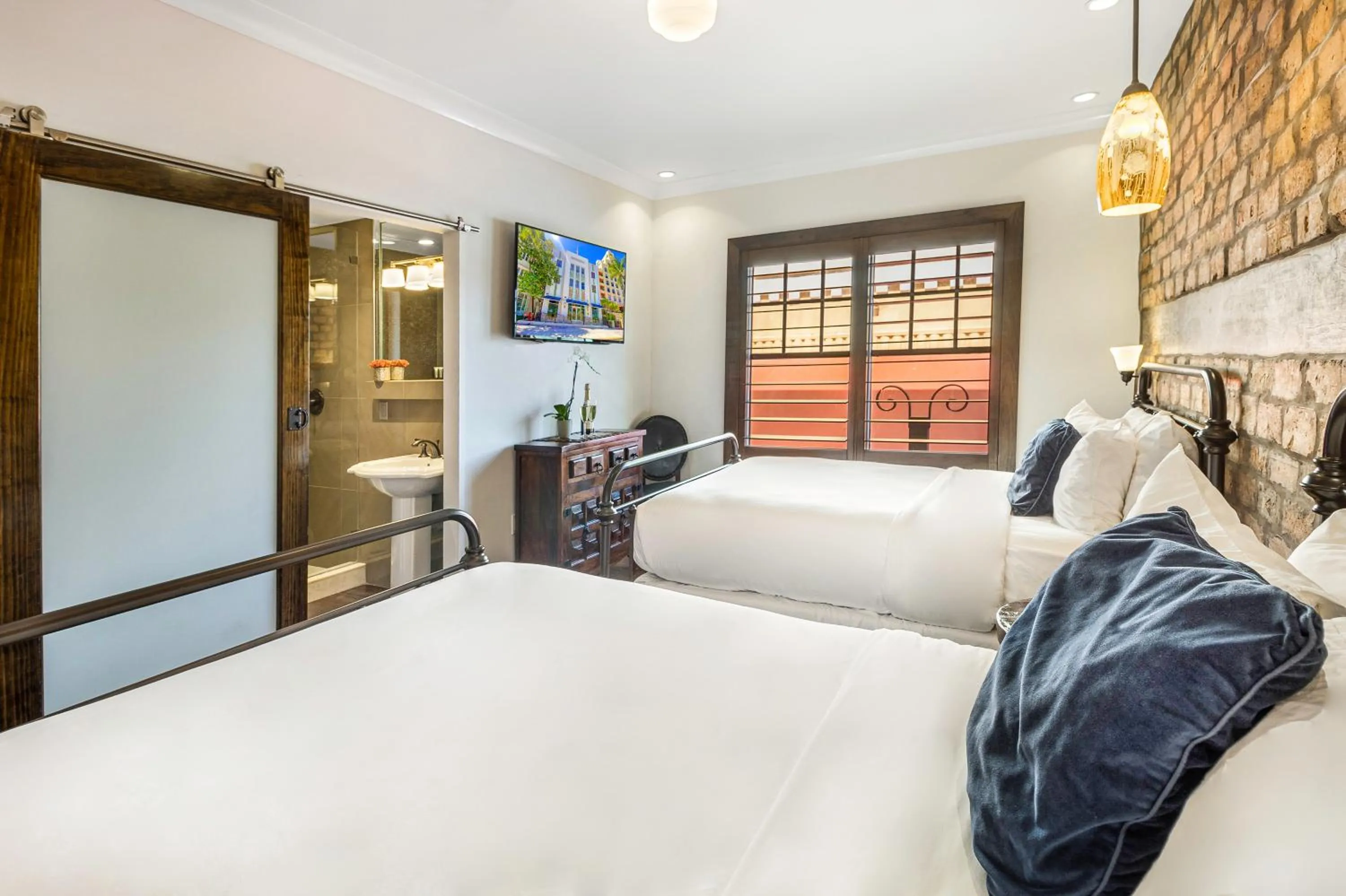 Bedroom, Bed in Cavalier South Beach Hotel