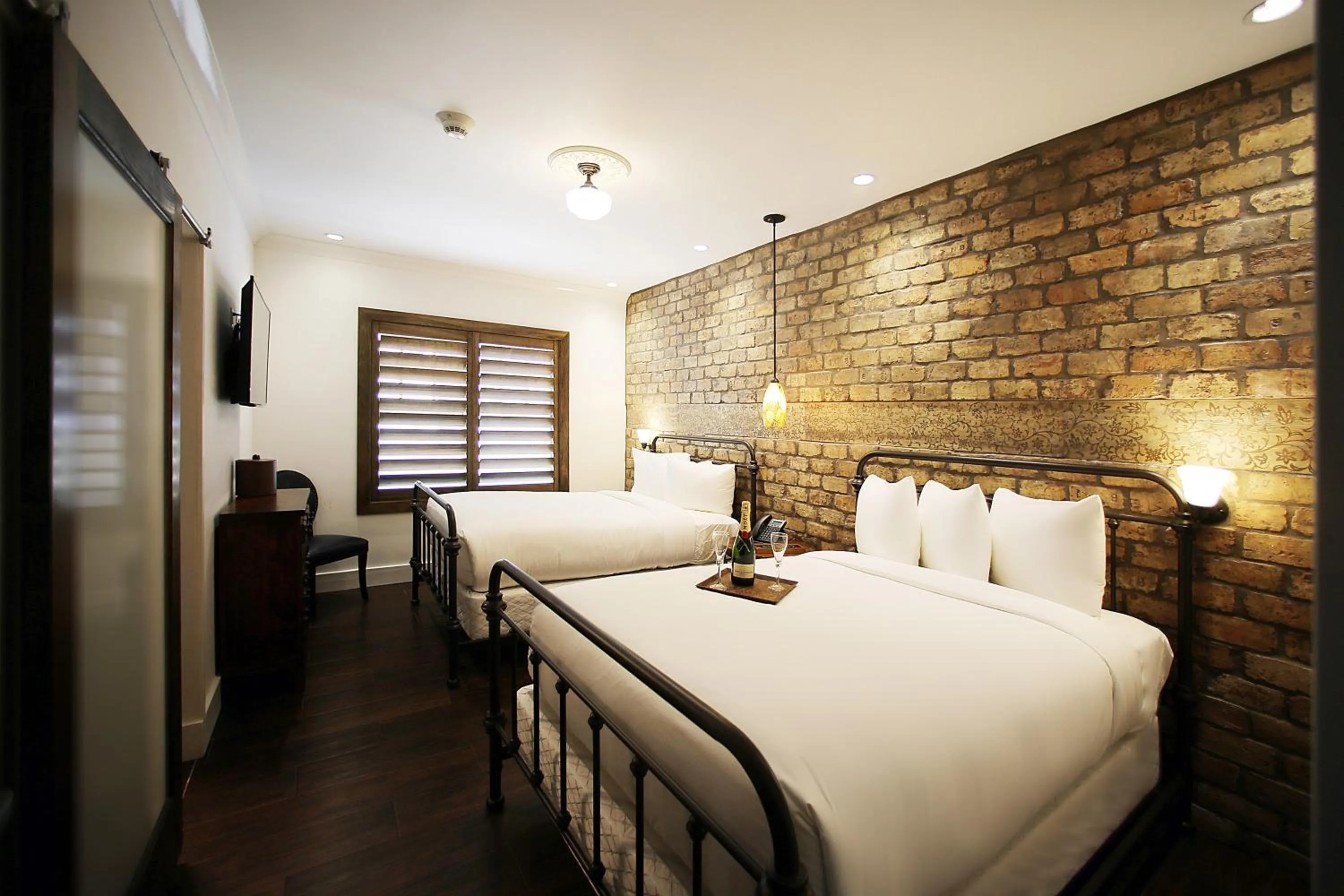 Photo of the whole room, Bed in Cavalier South Beach Hotel