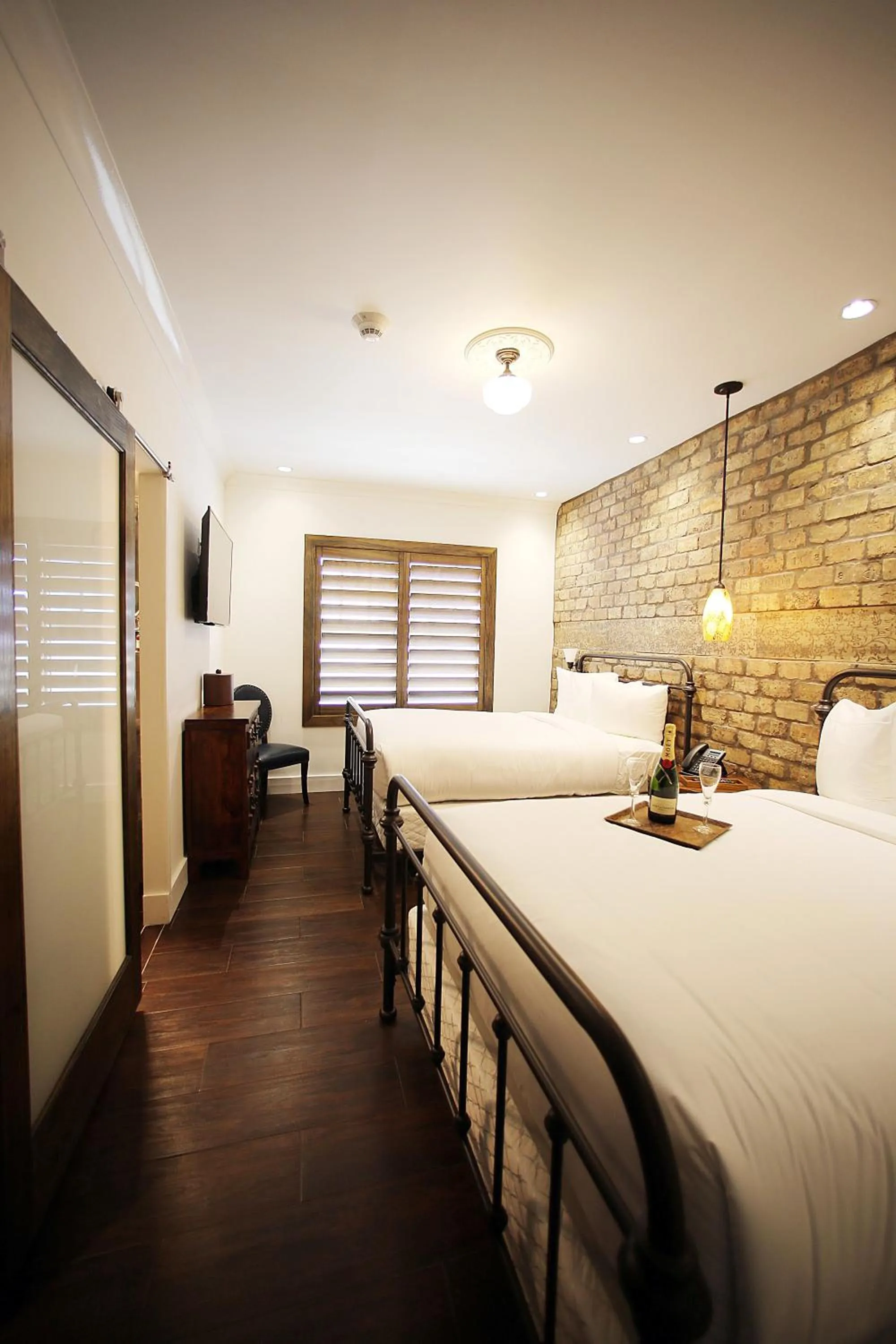 Photo of the whole room, Bed in Cavalier South Beach Hotel