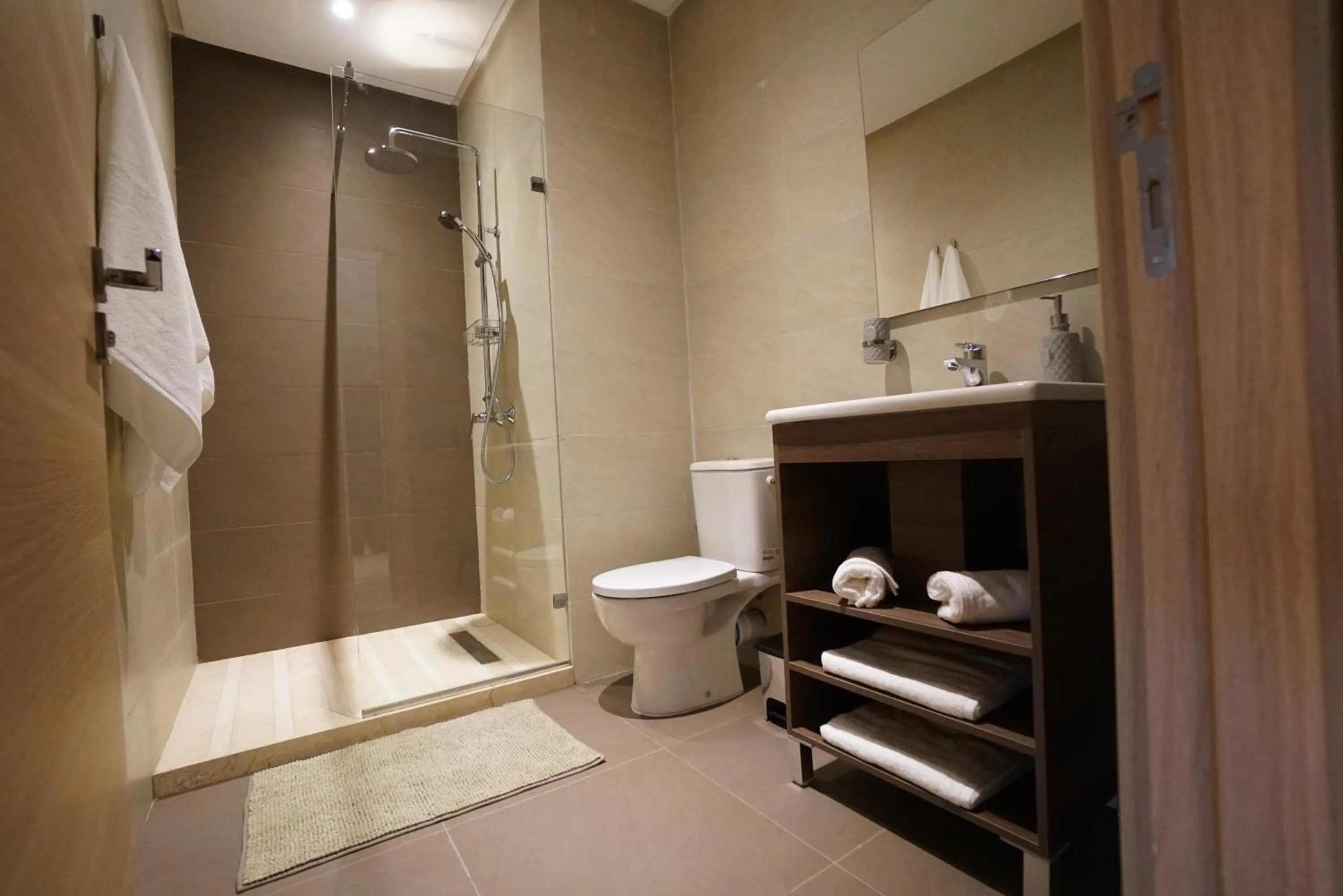 Shower in Flamant Rose Appart Hotel