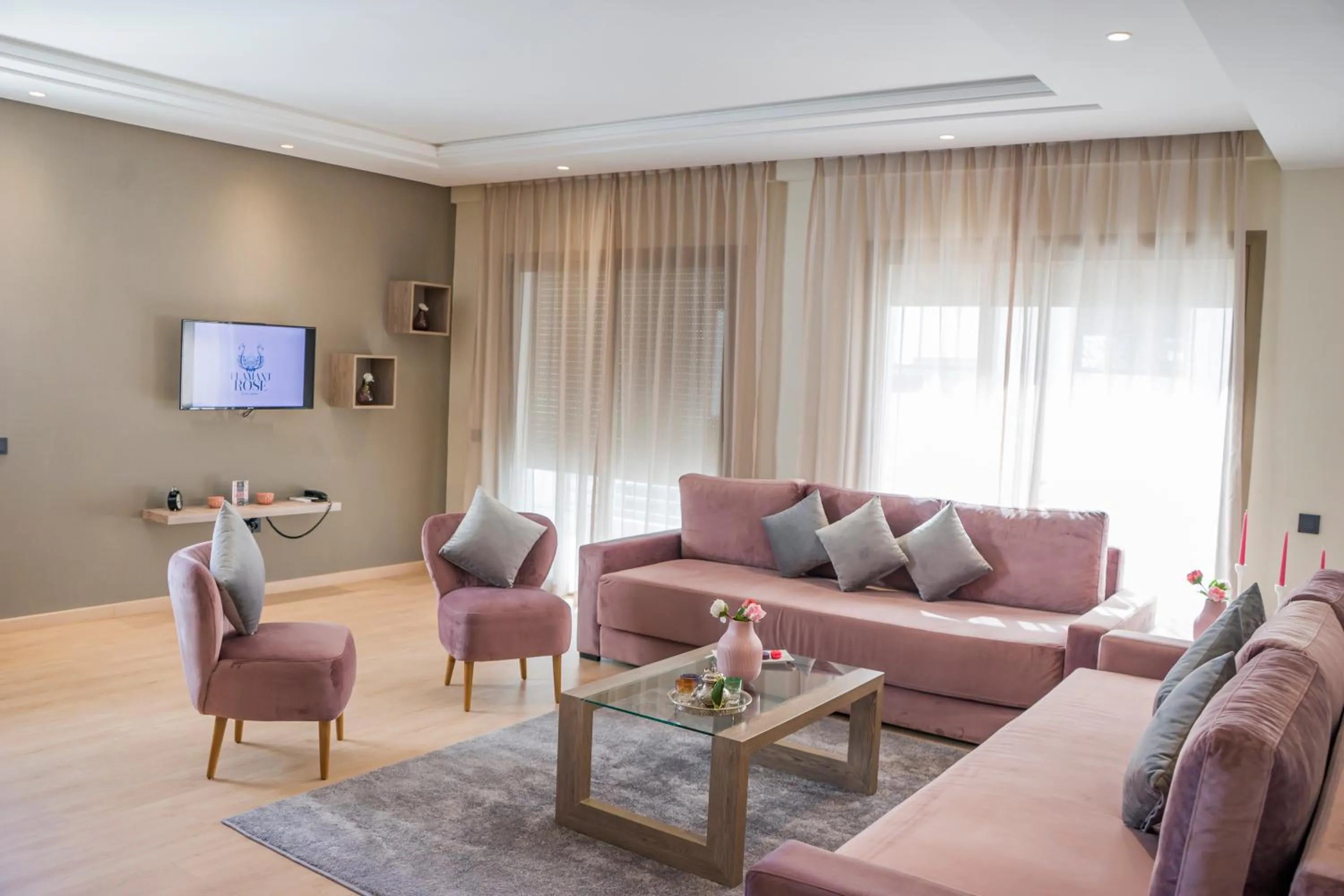 Communal lounge/ TV room in Flamant Rose Appart Hotel