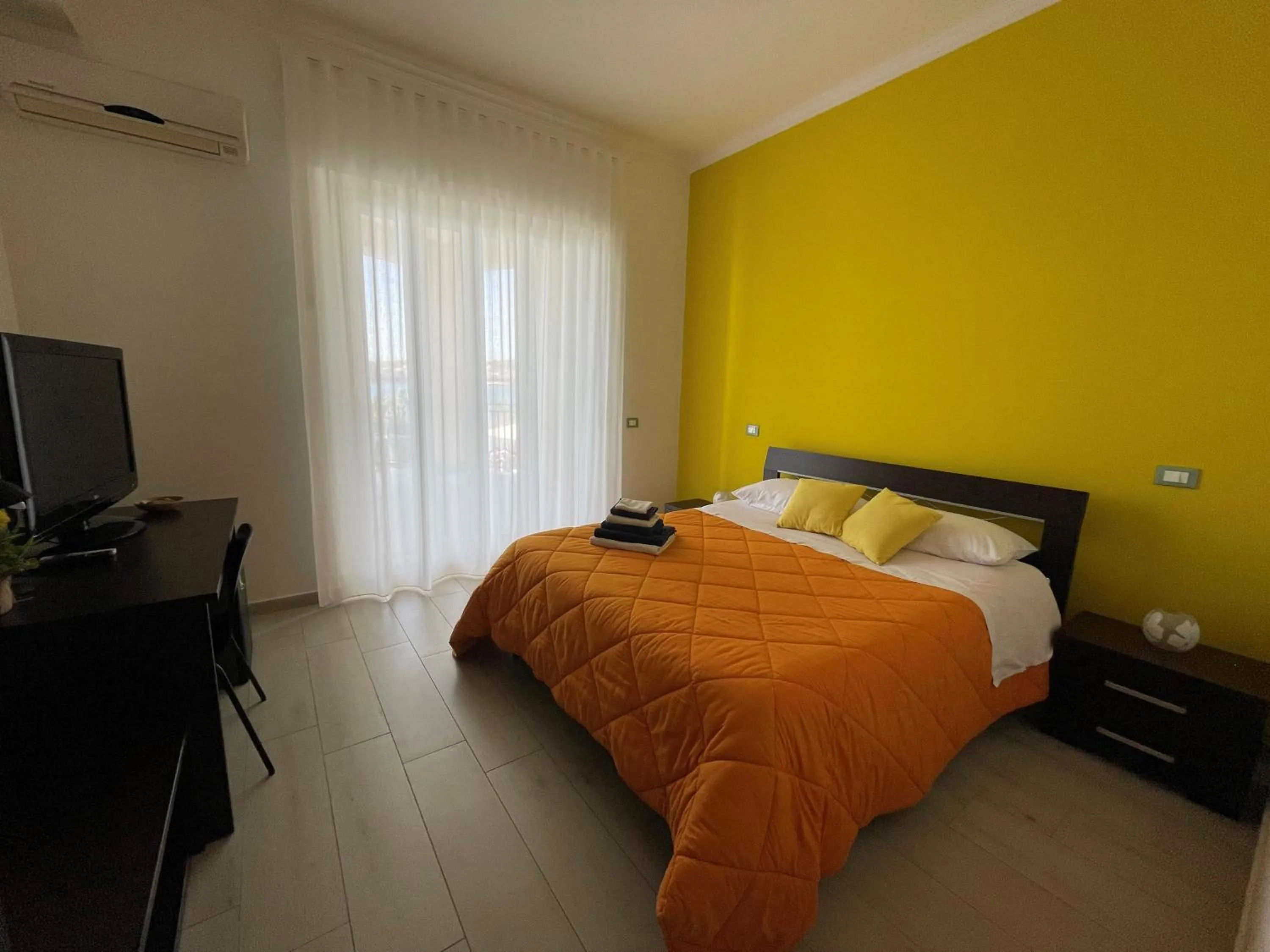 Photo of the whole room, Bed in Oasis