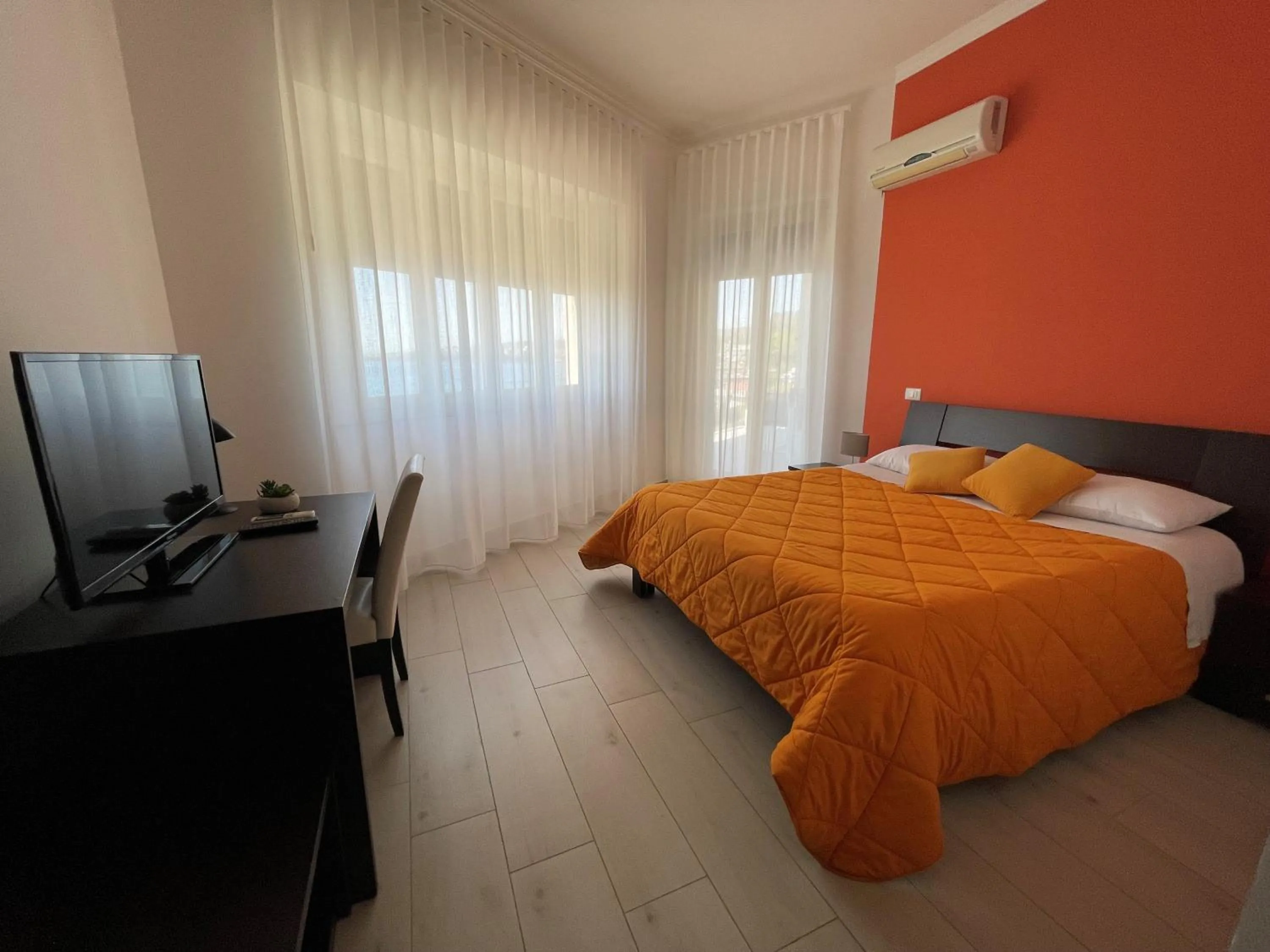 Photo of the whole room, Bed in Oasis