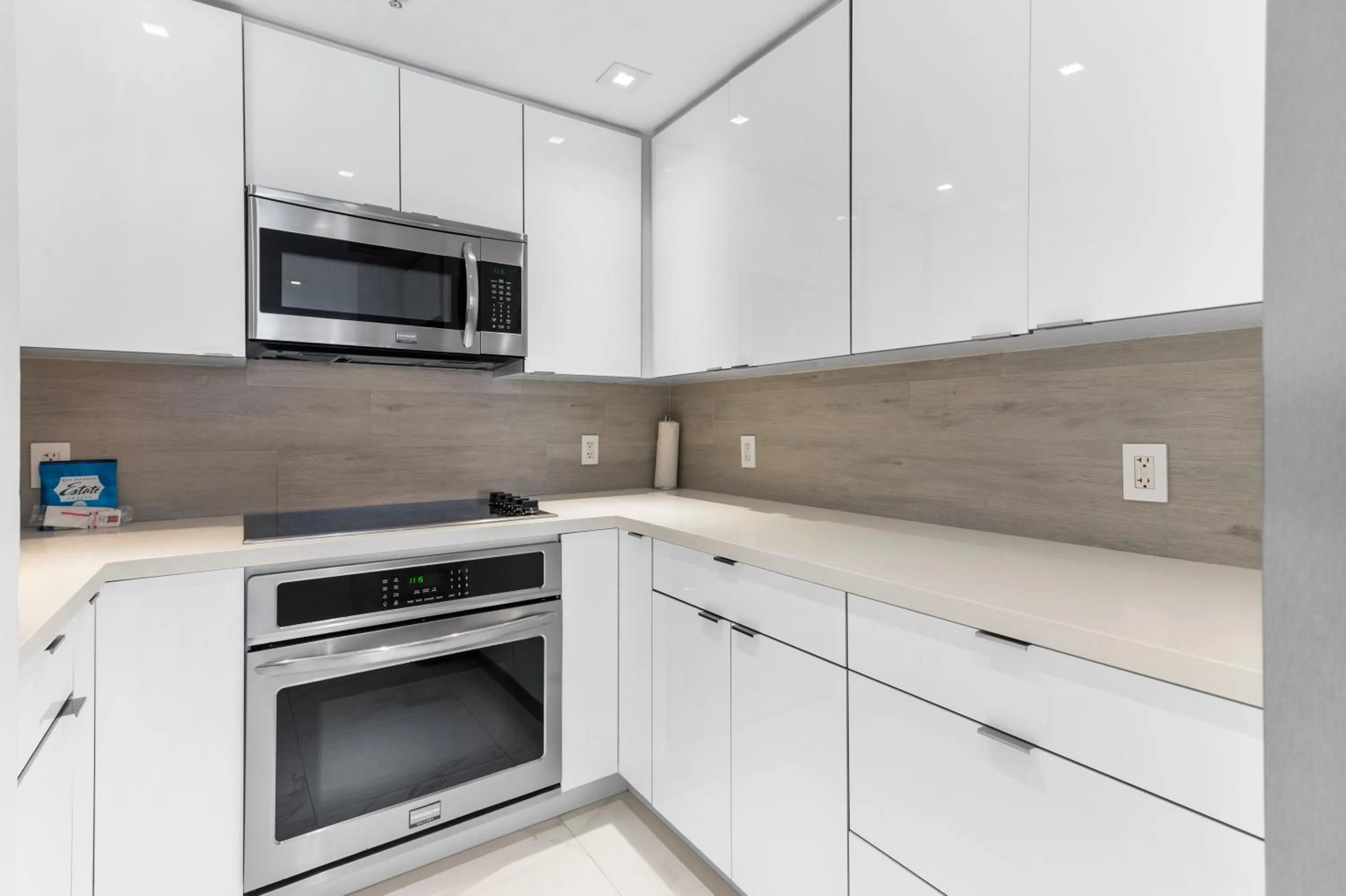 Kitchen or kitchenette in Fortune House Hotel Suites