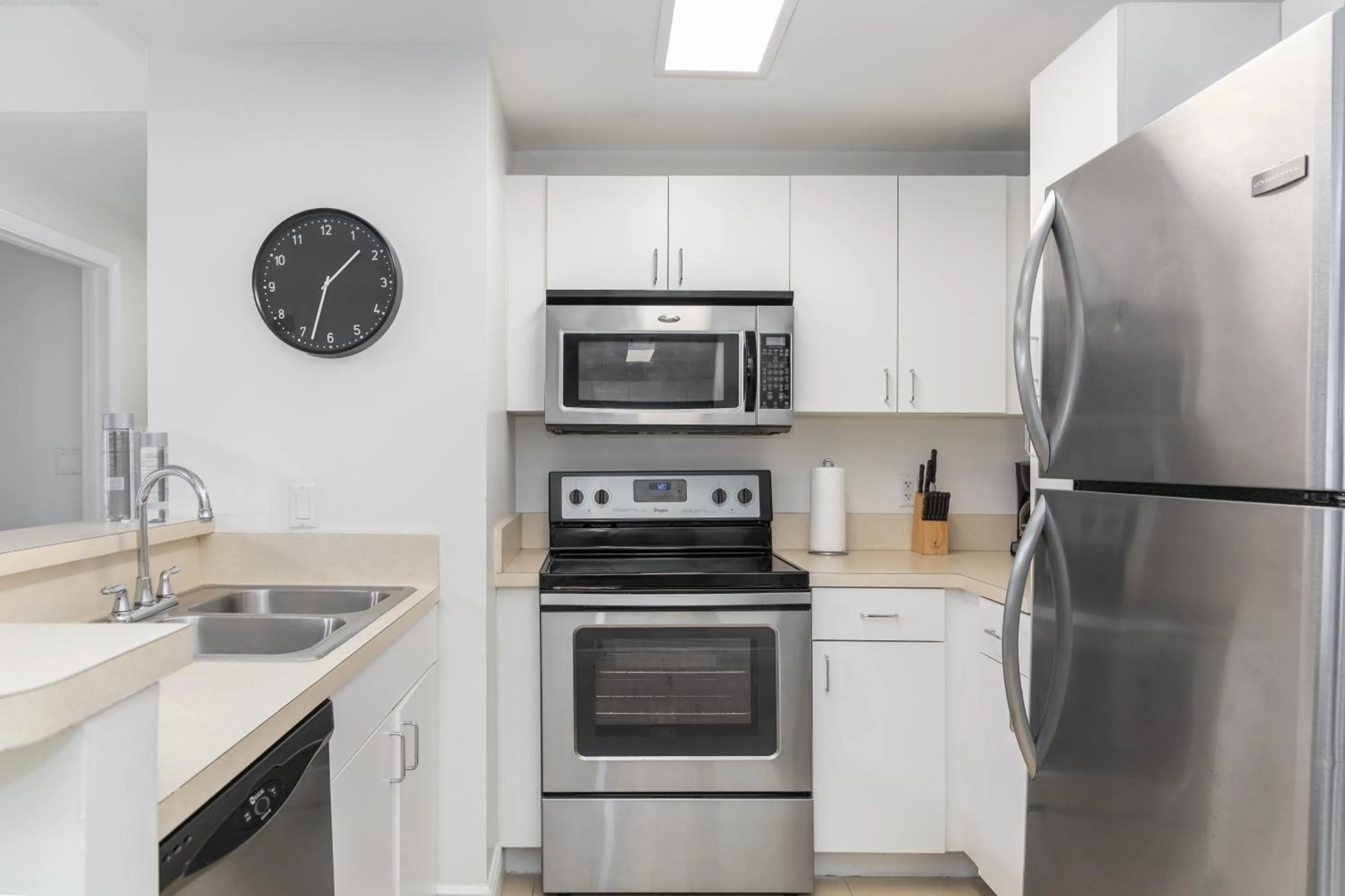 Kitchen or kitchenette in Fortune House Hotel Suites