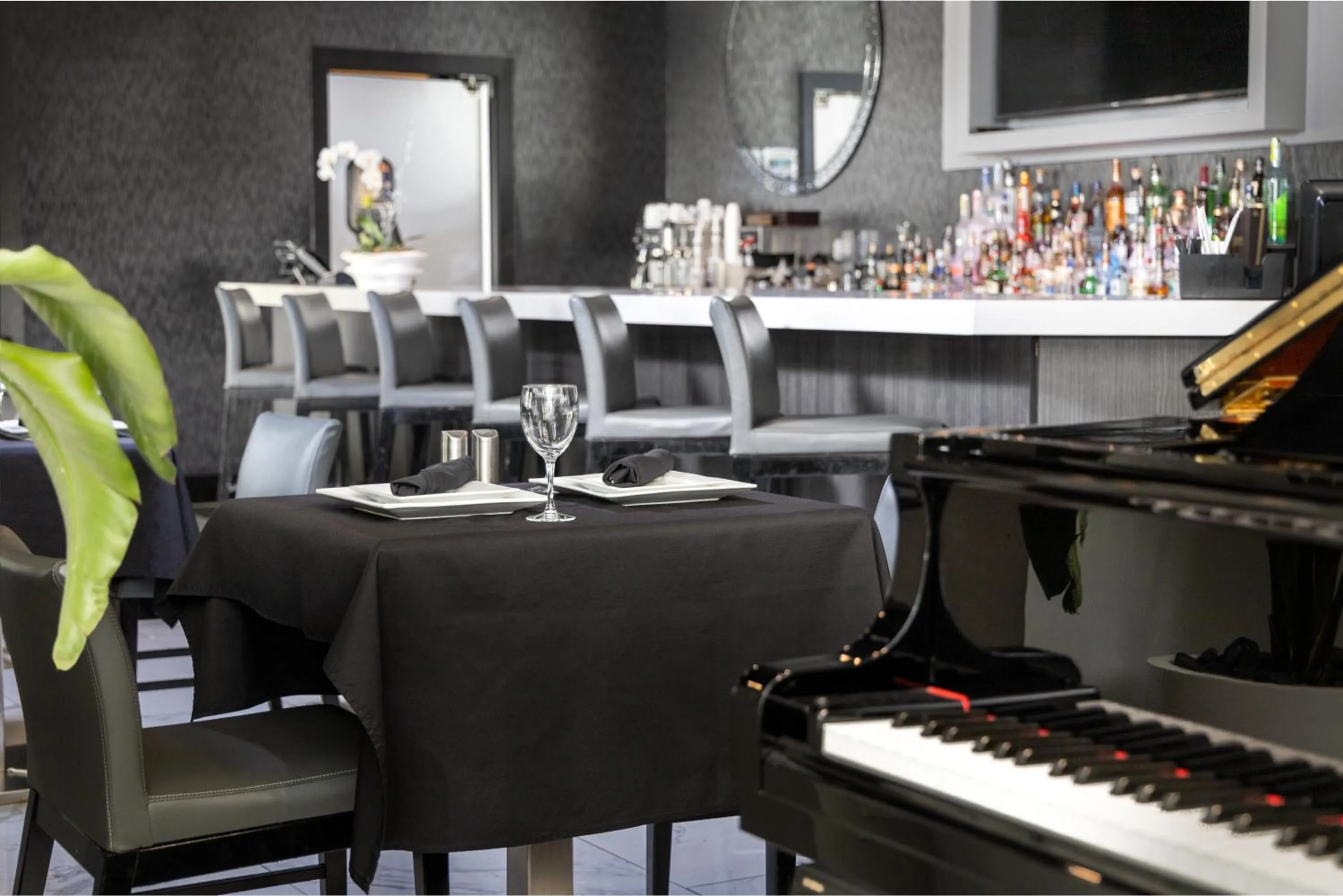 Restaurant/places to eat in Fortune House Hotel Suites