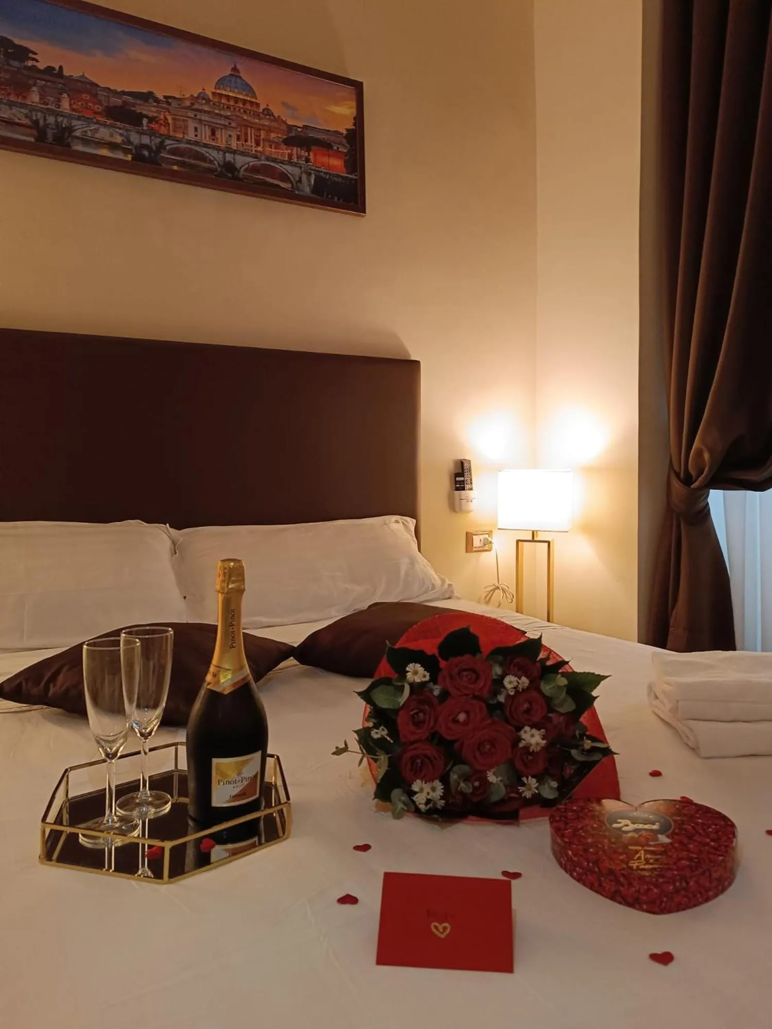 Drinks, Bed in Elegant Rooms Roma - Guest House