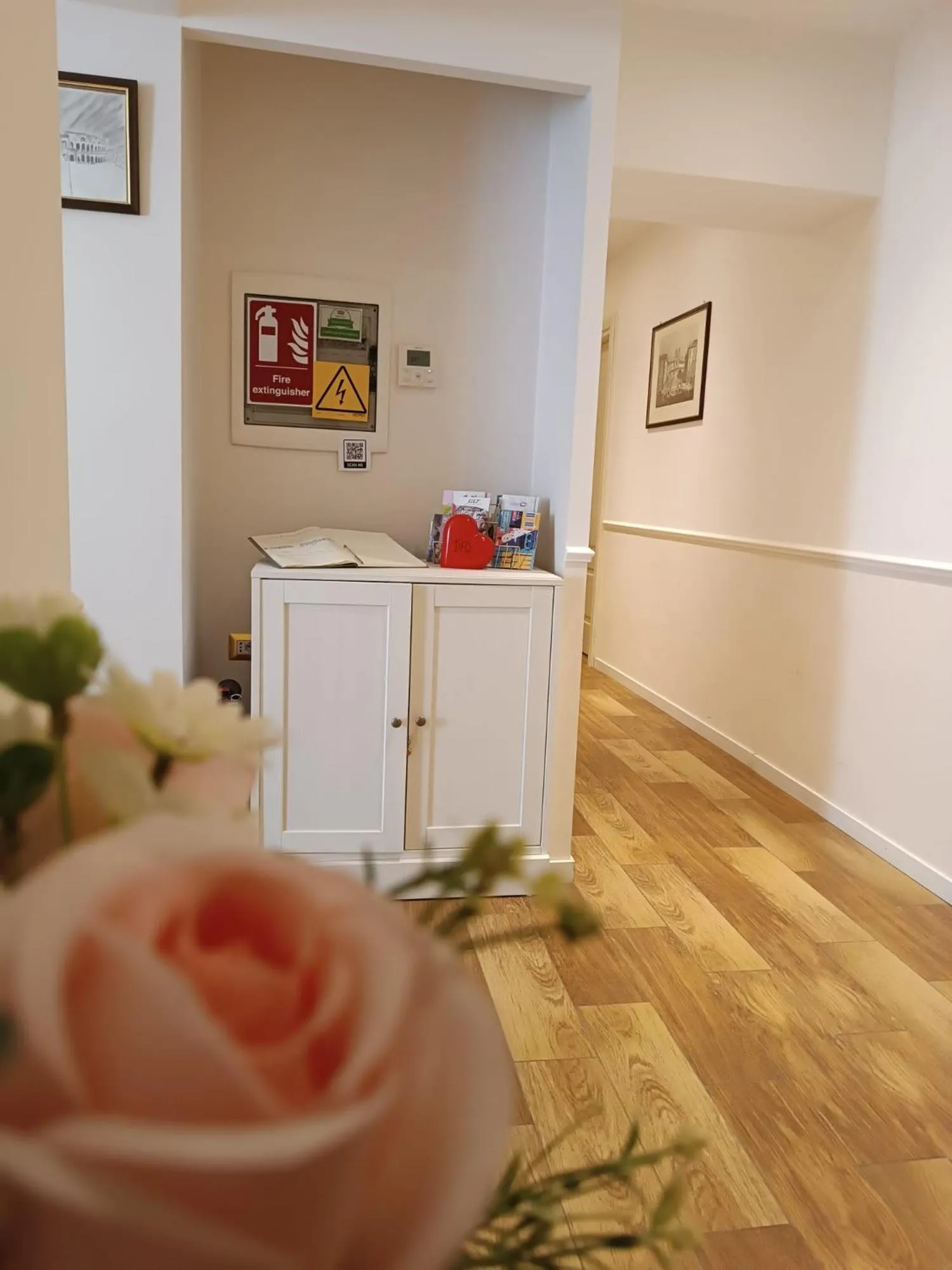 Communal lounge/ TV room in Elegant Rooms Roma - Guest House