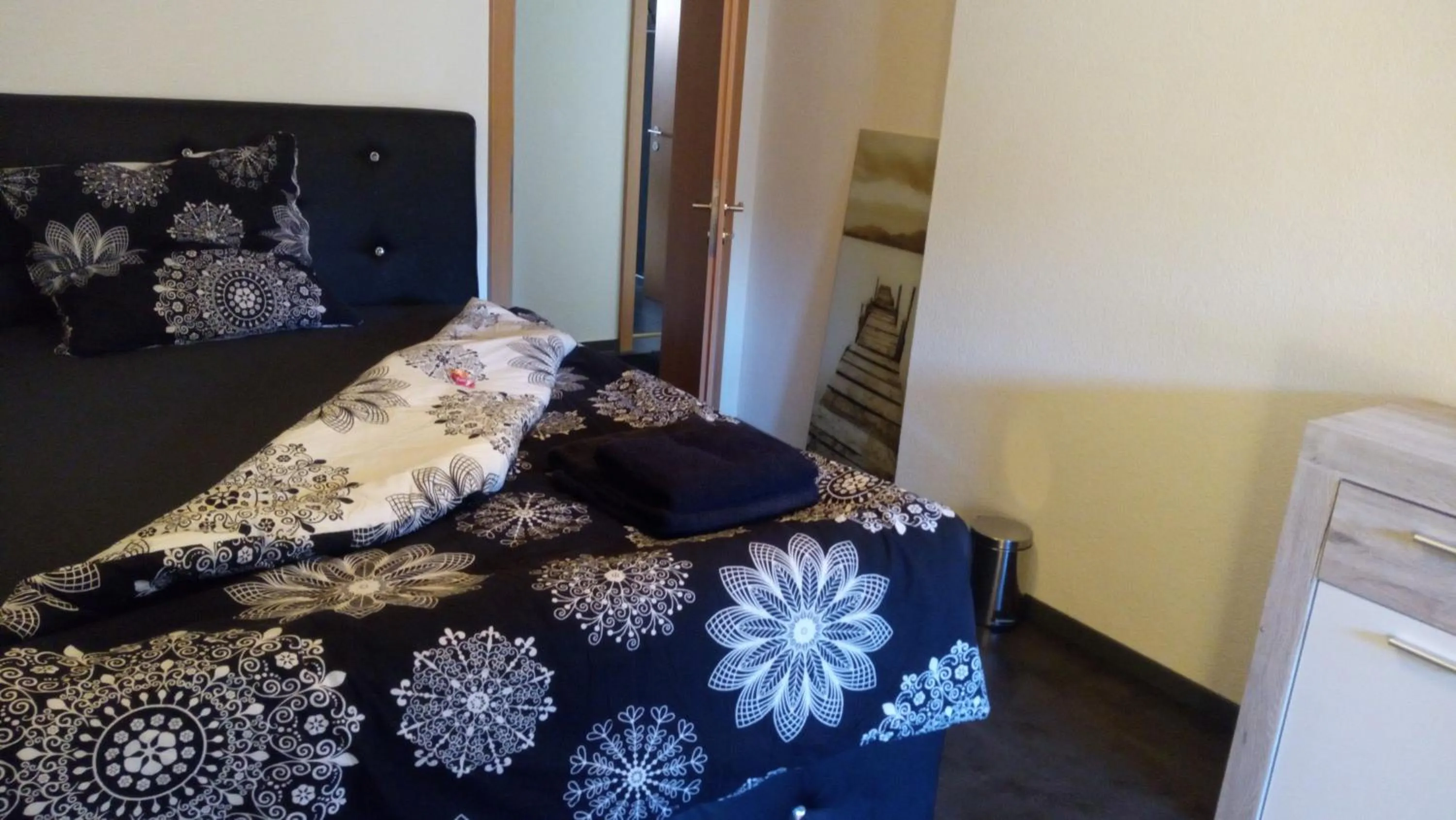Bedroom, Bed in 3 Doppelbett Business Apartment am Bodensee