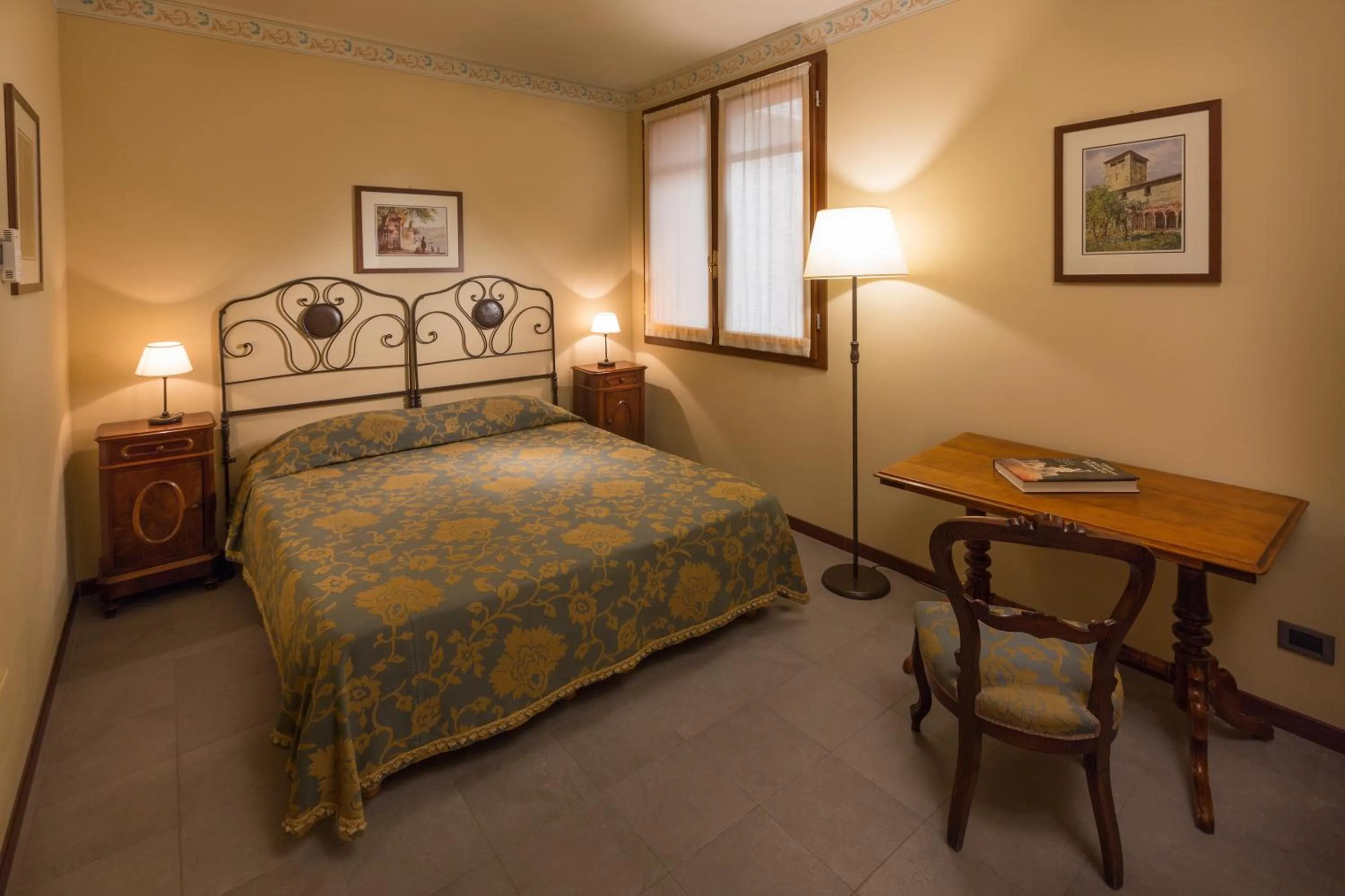 Seating area, Bed in Alle Roncole