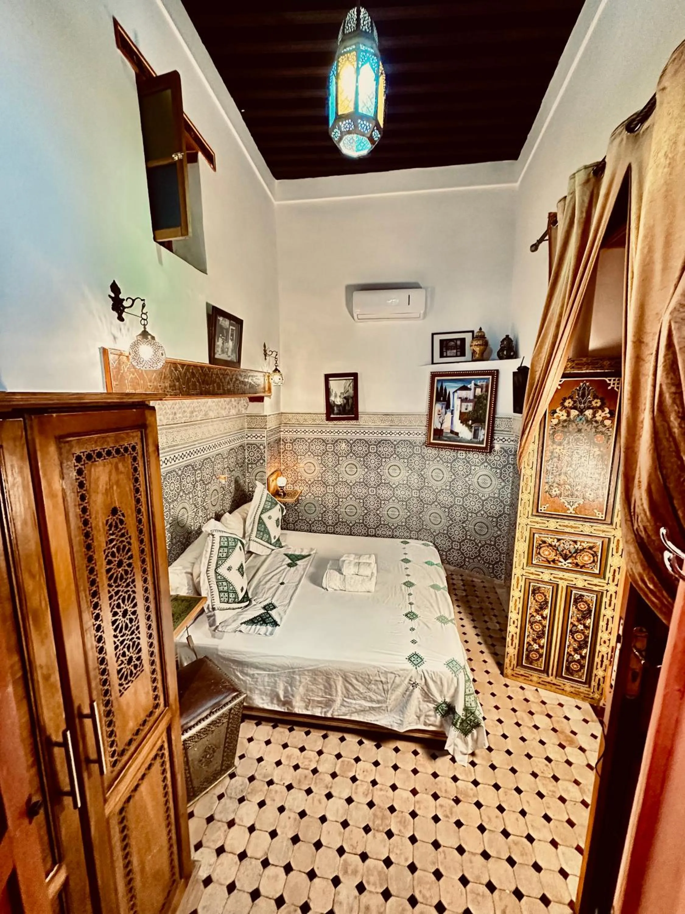 Bed in Riad Le Petit Patrimoine De Fés