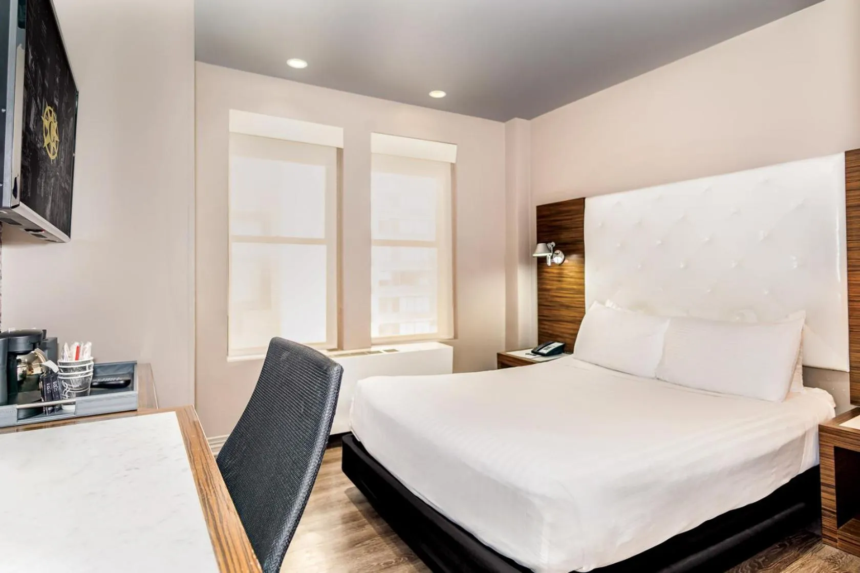 Photo of the whole room, Bed in The Gallivant Times Square