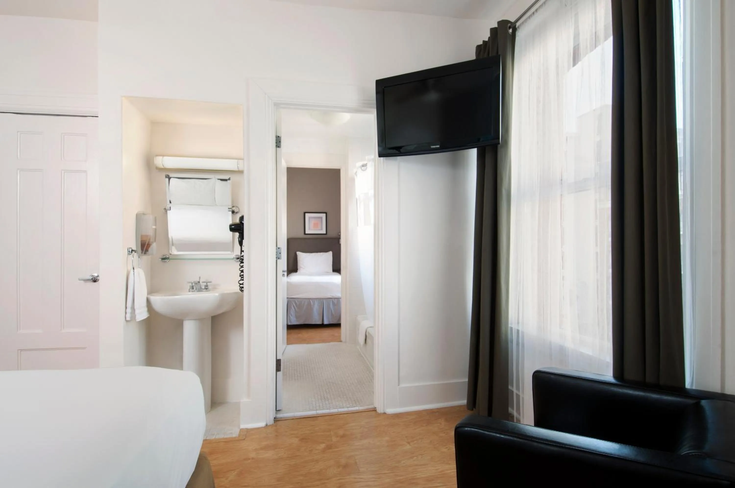 Photo of the whole room, Bed in Herbert Hotel