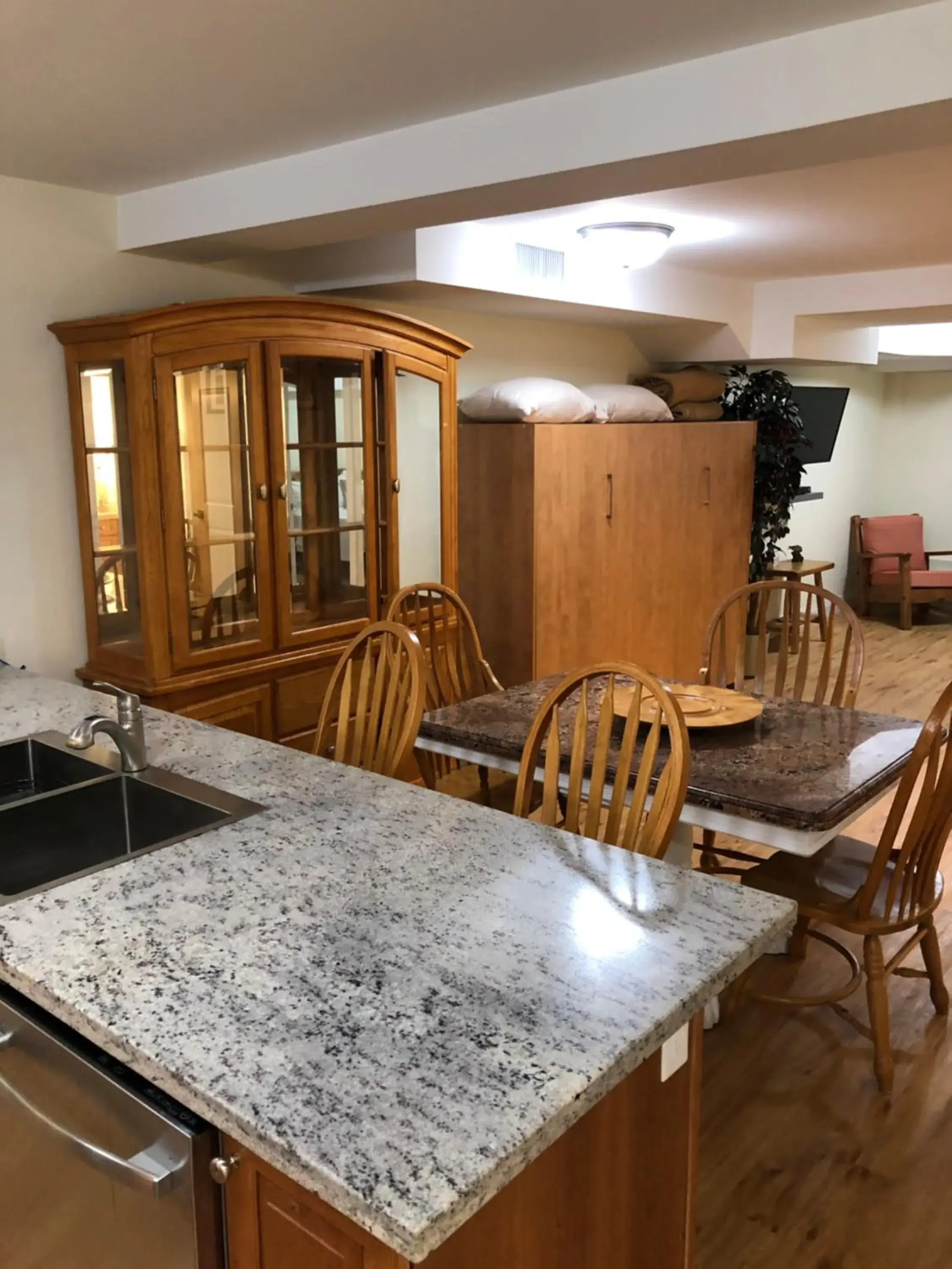 One-Bedroom Suite in Muskoka Lakes Hotel and Resorts One-Bedroom Suite in Muskoka Lakes Hotel and Resorts