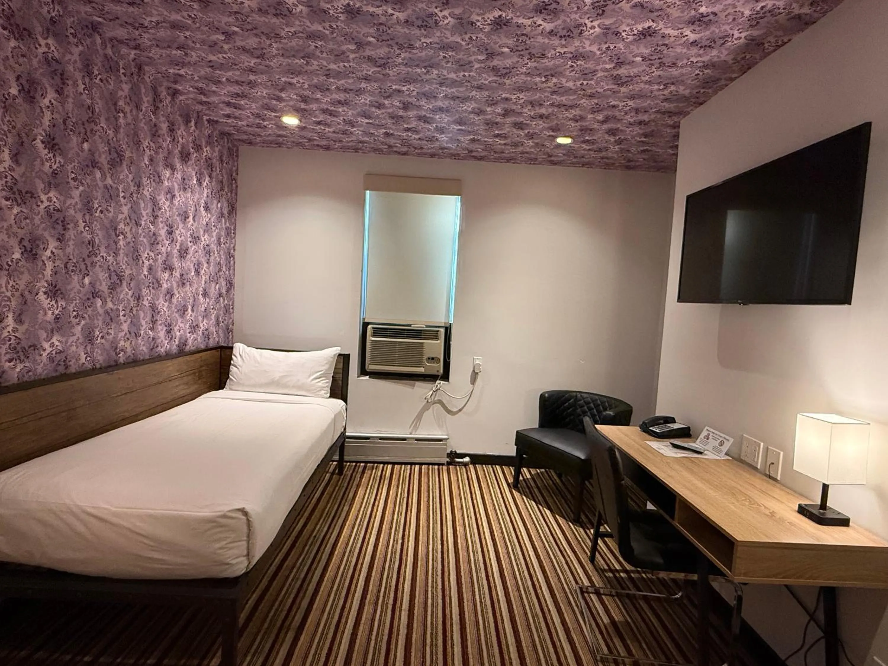 Living room, Bed in Night Hotel Broadway