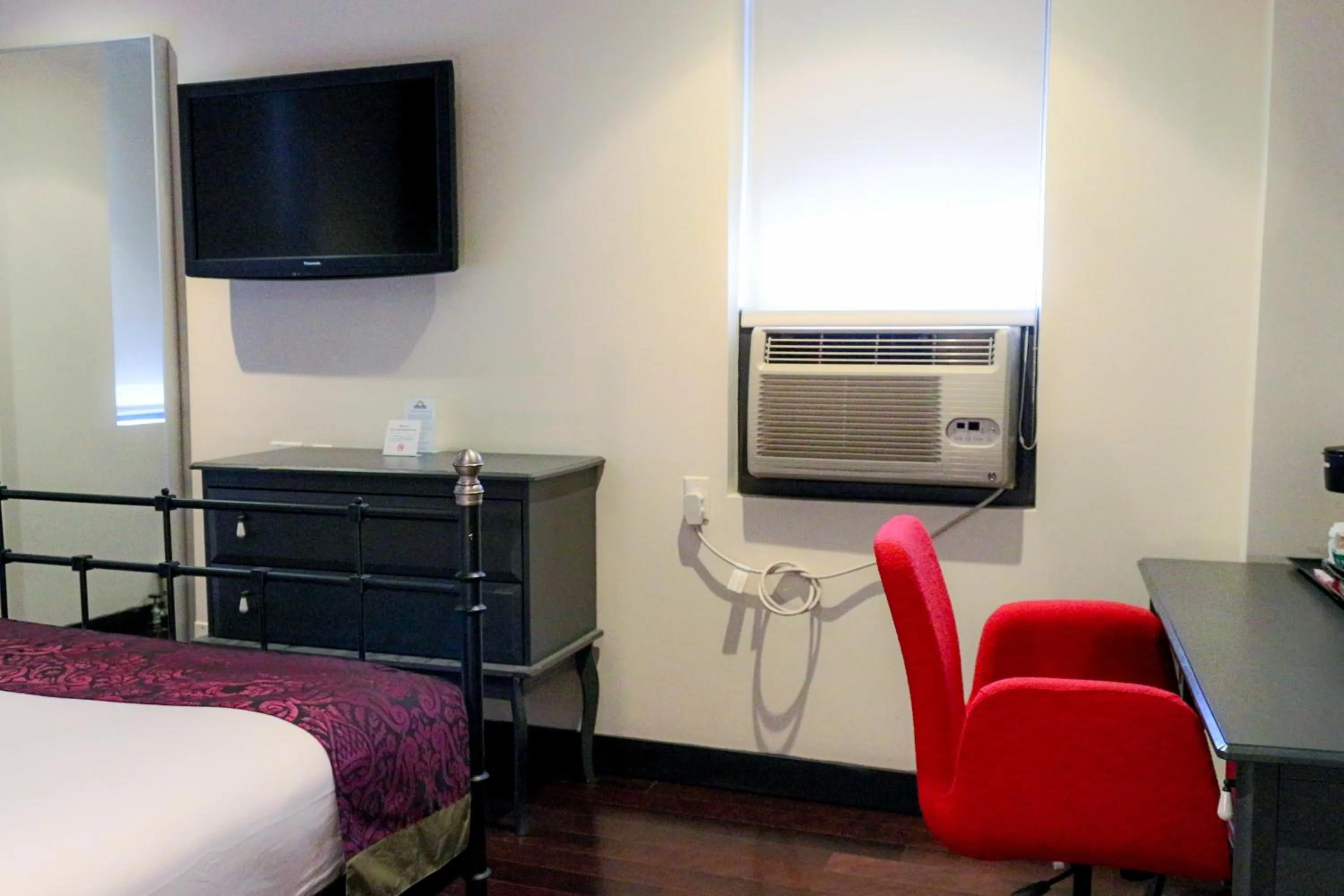 Bedroom, Bed in Night Hotel Broadway