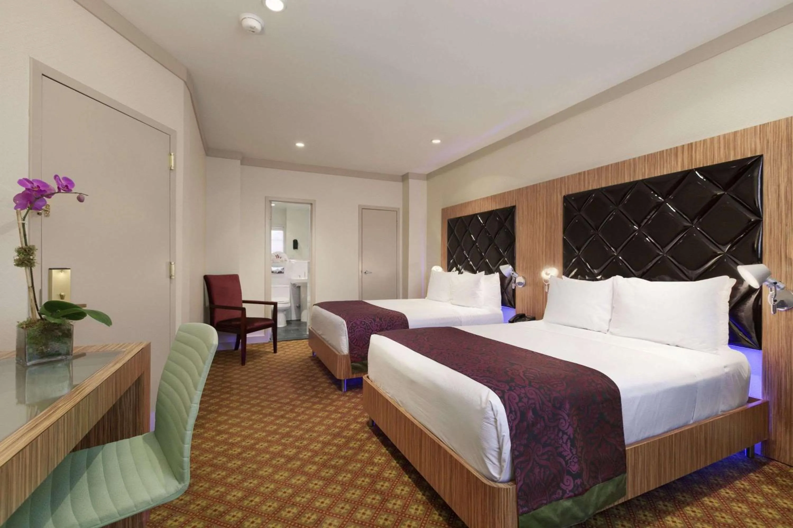 Photo of the whole room, Bed in Night Hotel Broadway