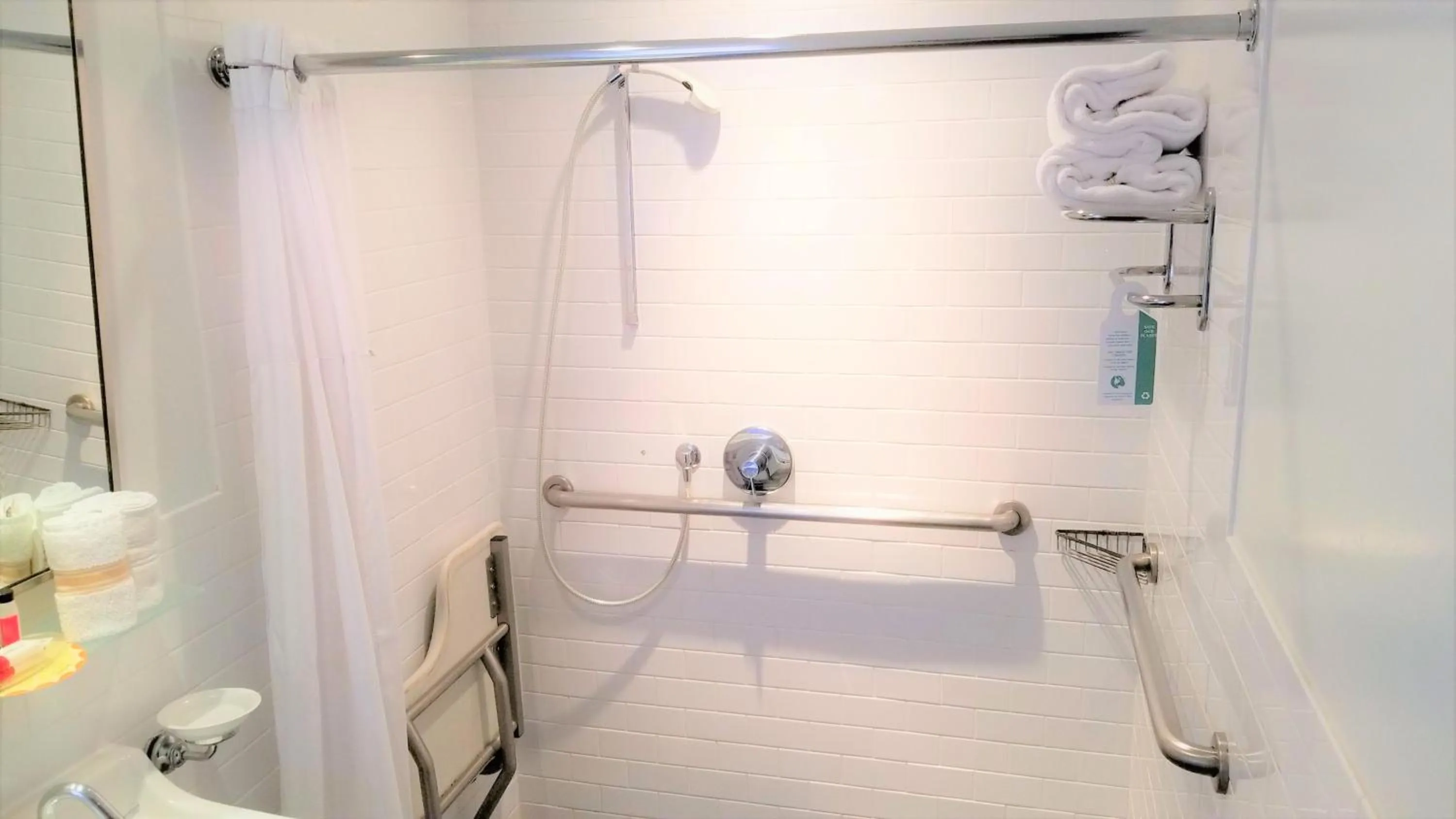 Shower in Night Hotel Broadway