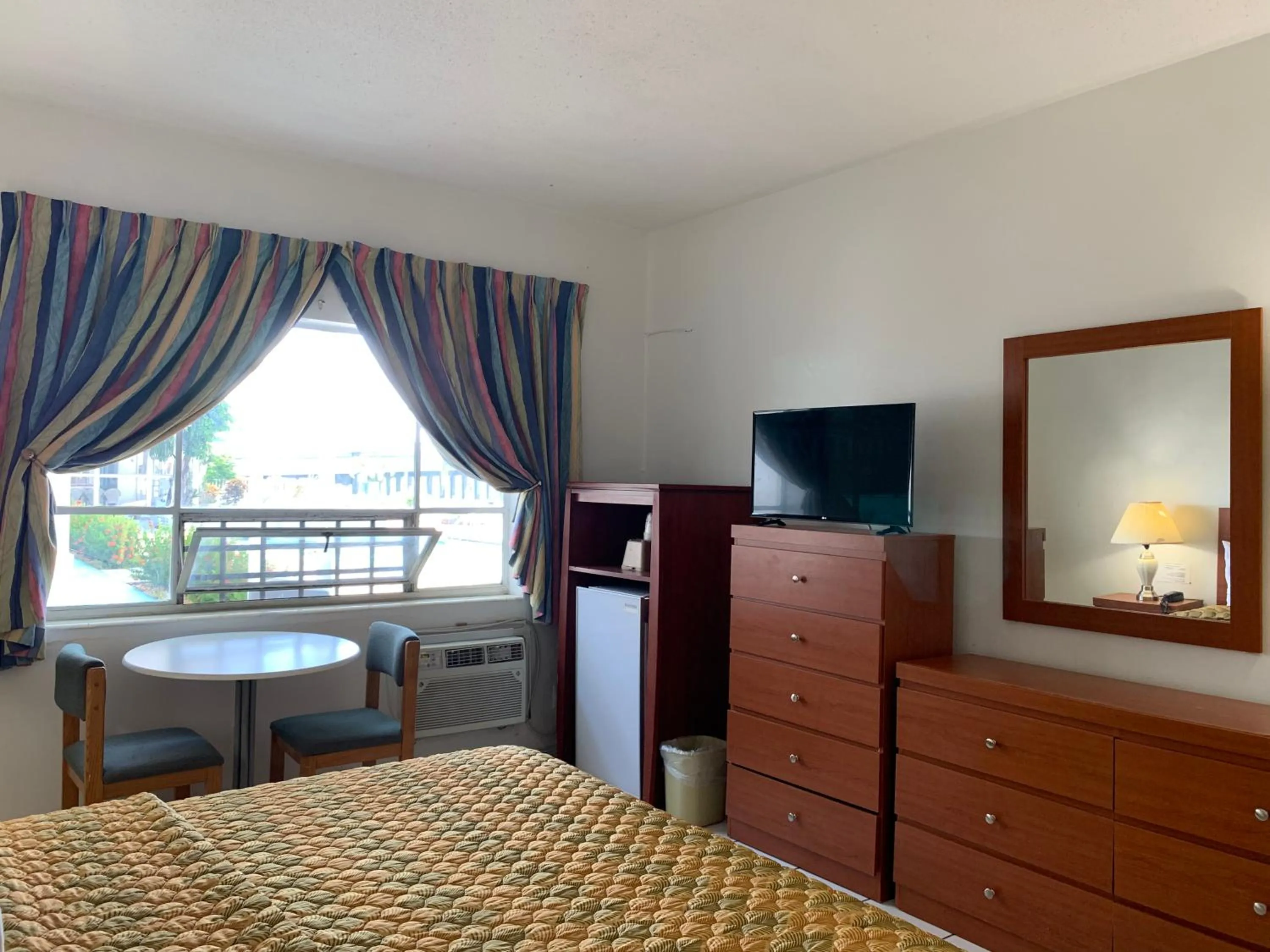 Seating area, Bed in International Inn on the Bay