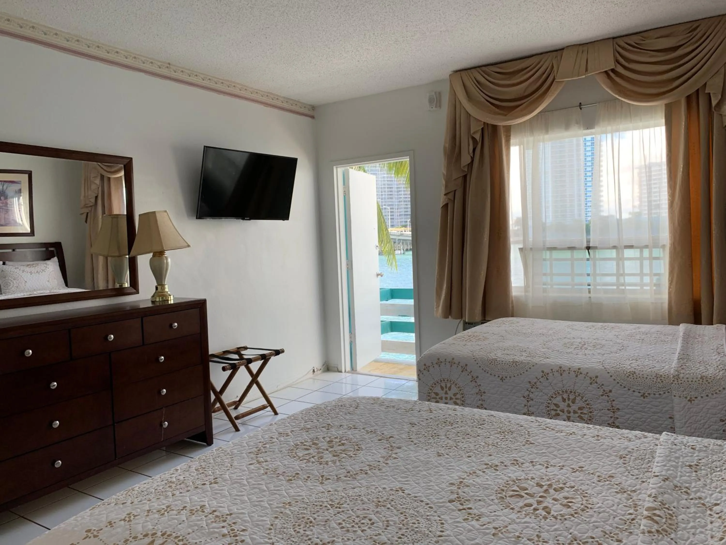 TV and multimedia, Bed in International Inn on the Bay