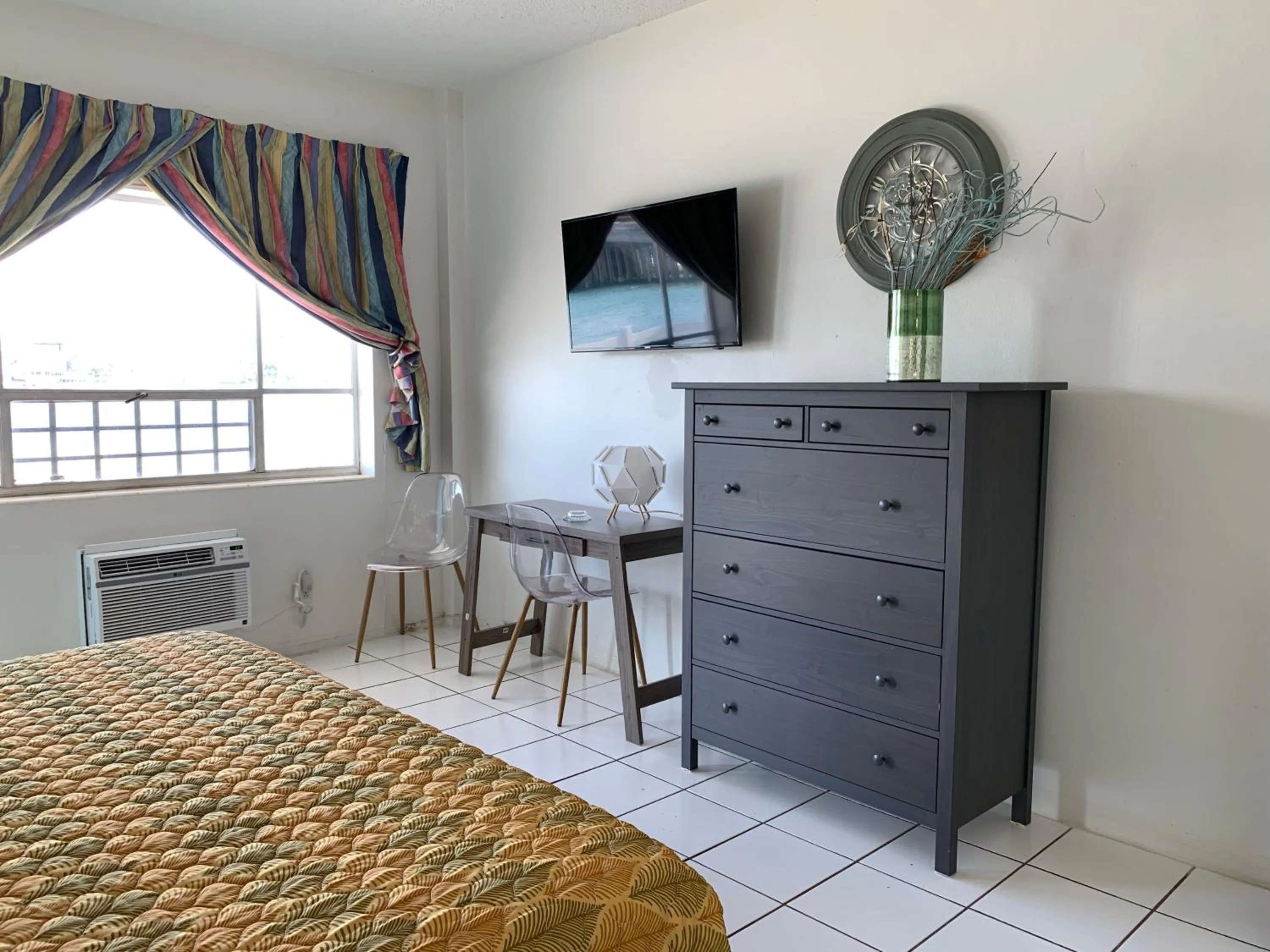 Bed in International Inn on the Bay