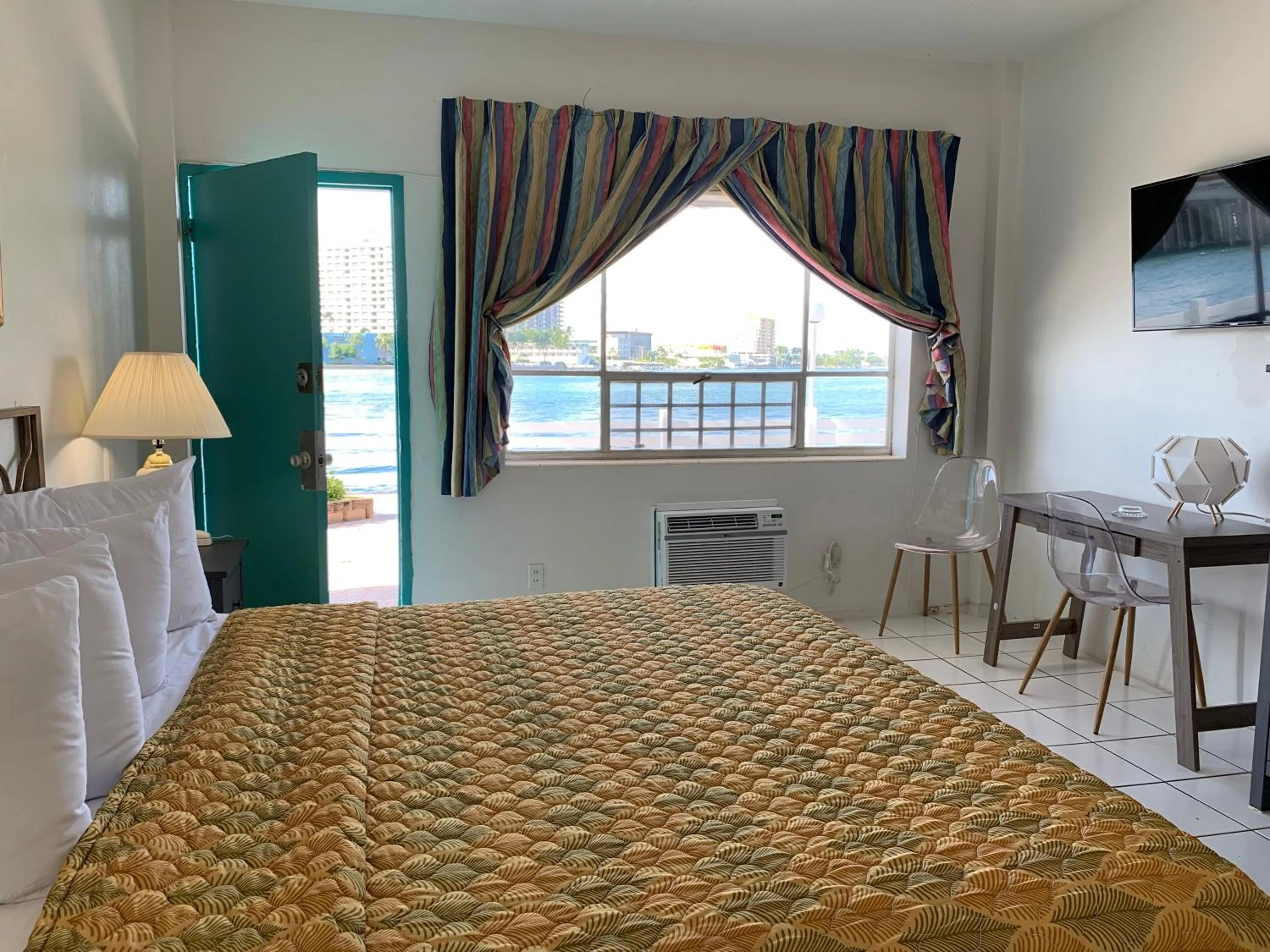 Bed in International Inn on the Bay